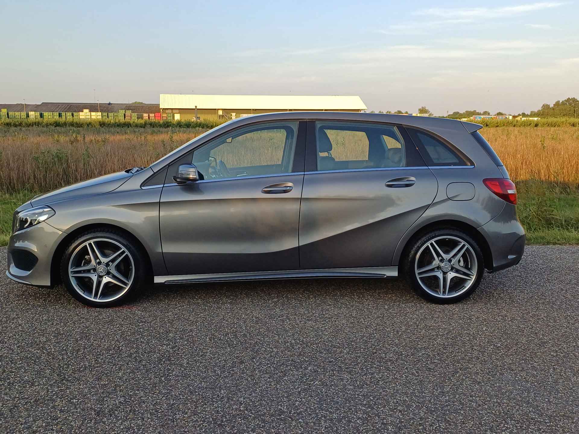 Mercedes-Benz B-Klasse 180 Ambition | Nieuwstaat ! | NL ! | Dealer onderhouden ! | Lage KM ! | AMG-Line ! - 10/45