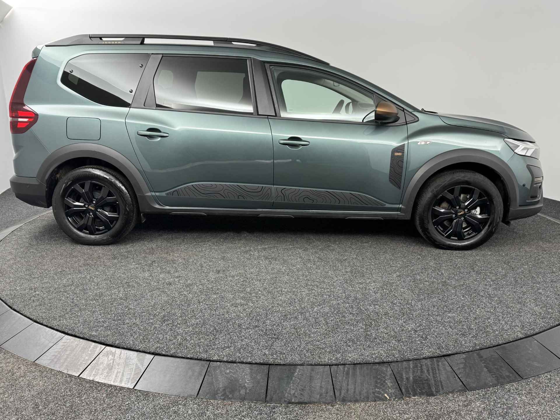 Dacia Jogger 1.6 Hybrid 140 Extreme 7p. | 7-persoons | Navigatie | Dodehoekdetectie | Parkeersensoren voor, achter en achteruitrijcamera | Apple Carplay/Android Auto - 10/44