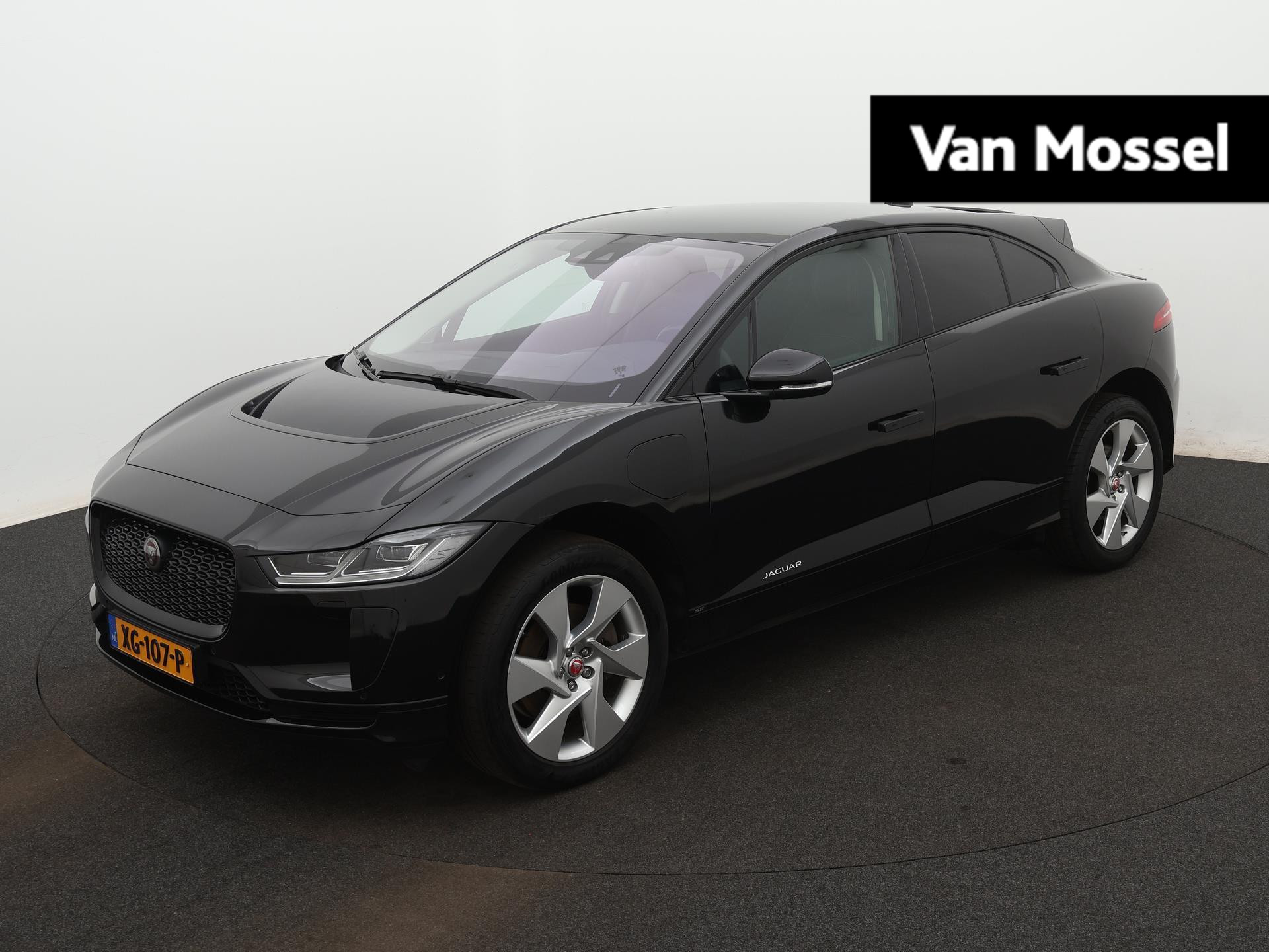 Jaguar I-PACE EV400 SE 90 kWh | MERIDIAN AUDIO | APPLE CARPLAY | PANORAMADAK | HEAD UP DISPLAY | LEDEREN BEKLEDING | TREKHAAK | CRUISE CONTROL | ACHTERUITRIJCAMERA | MEMORY SEATS |