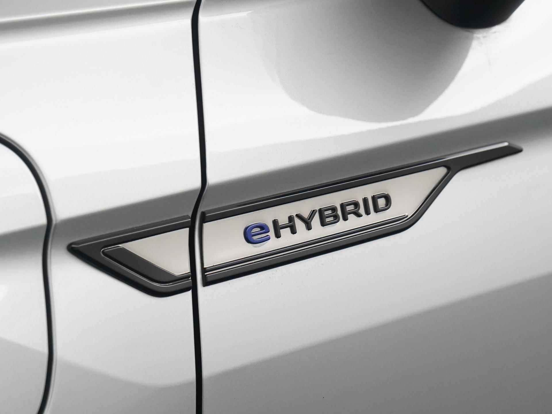 Volkswagen Tiguan 1.4 TSI eHybrid R-Line Black Style | Panoramadak | Leder | Adaptief onderstel | 360 Camera | Zondag Open! - 24/48