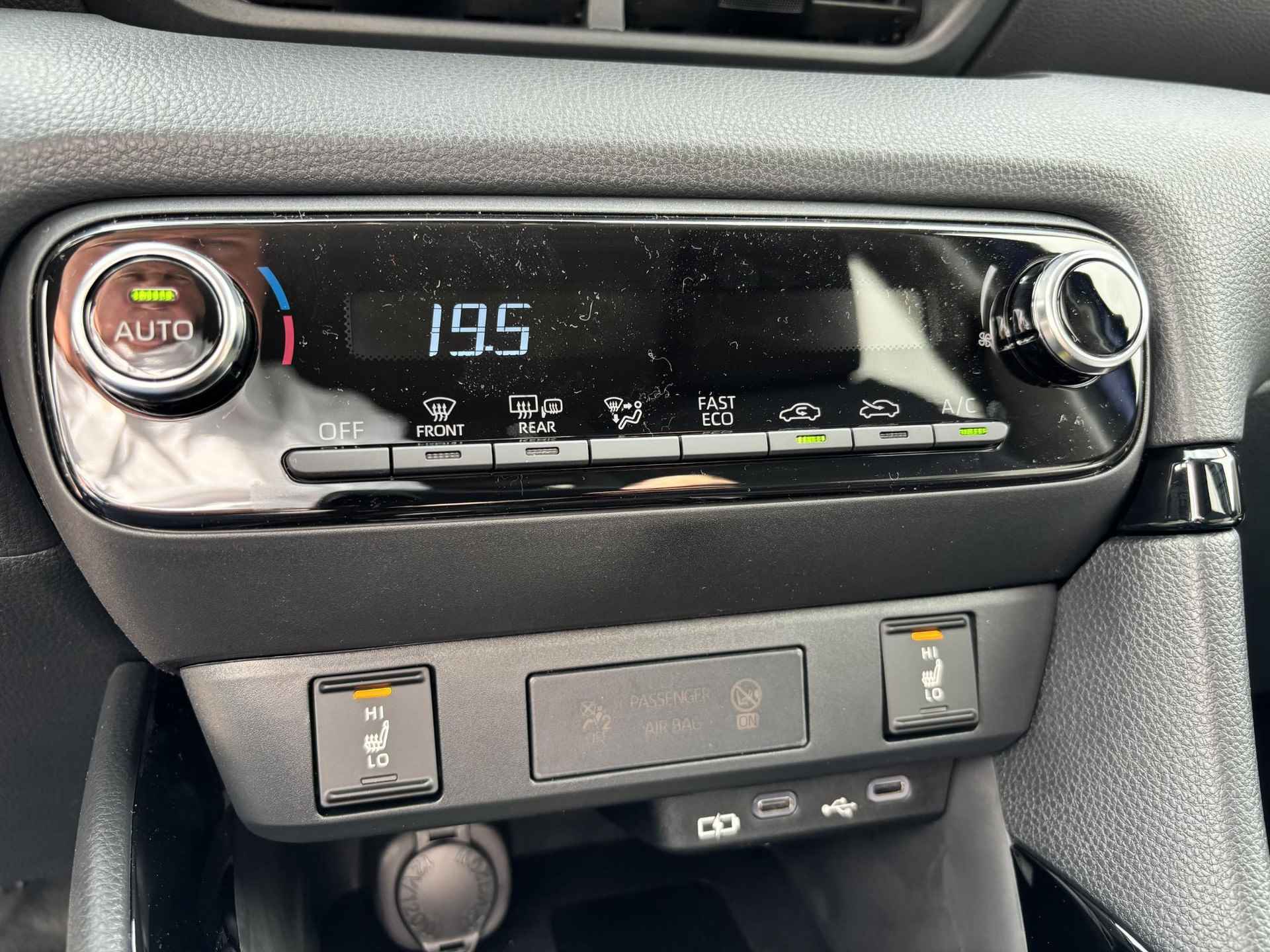 Toyota Yaris 1.5 Hybrid First Edition Limited Stuurverwarming , Apple carplay, Android auto, Lm velgen, Snel leverbaar! - 26/43