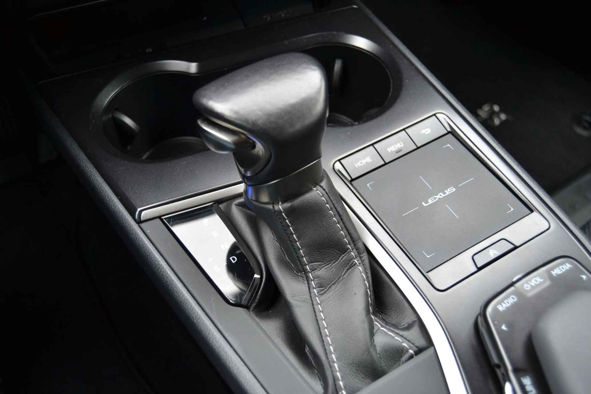 Lexus UX 250h Luxury Line LEDER STOELVERW CAMERA NAVI KEYLESS DODEHOEKDETECTIE PARK-SENSOREN APPLE/ANDROID - 26/35