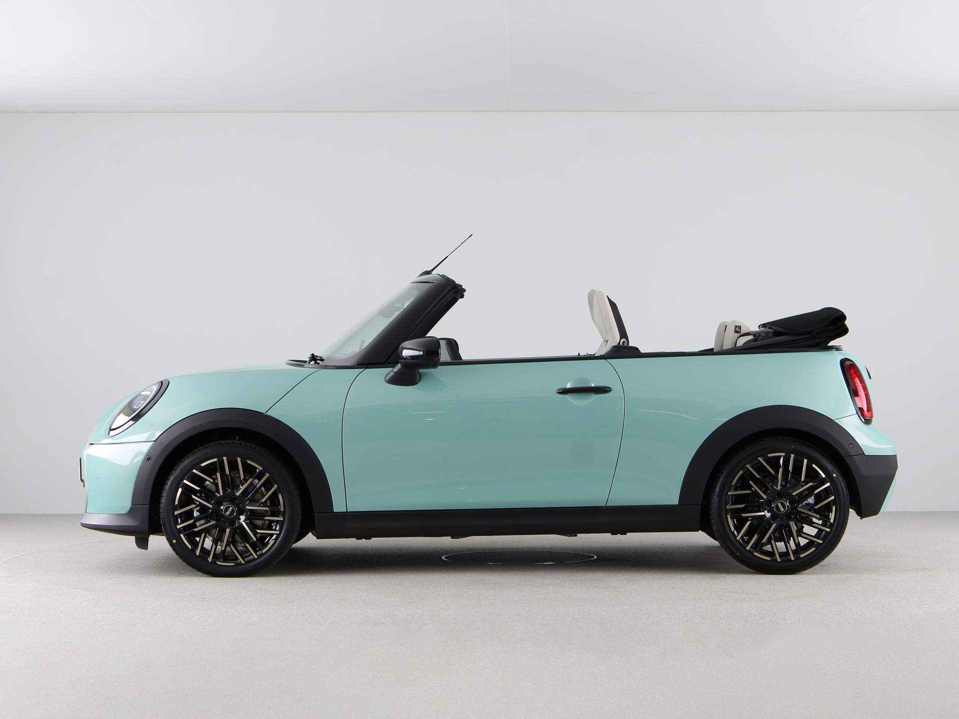 MINI Cooper Cabrio S Favoured Pakket M PRIVATE LEASE EUR 859,- (48 mnd/10.000 km) - 30/33