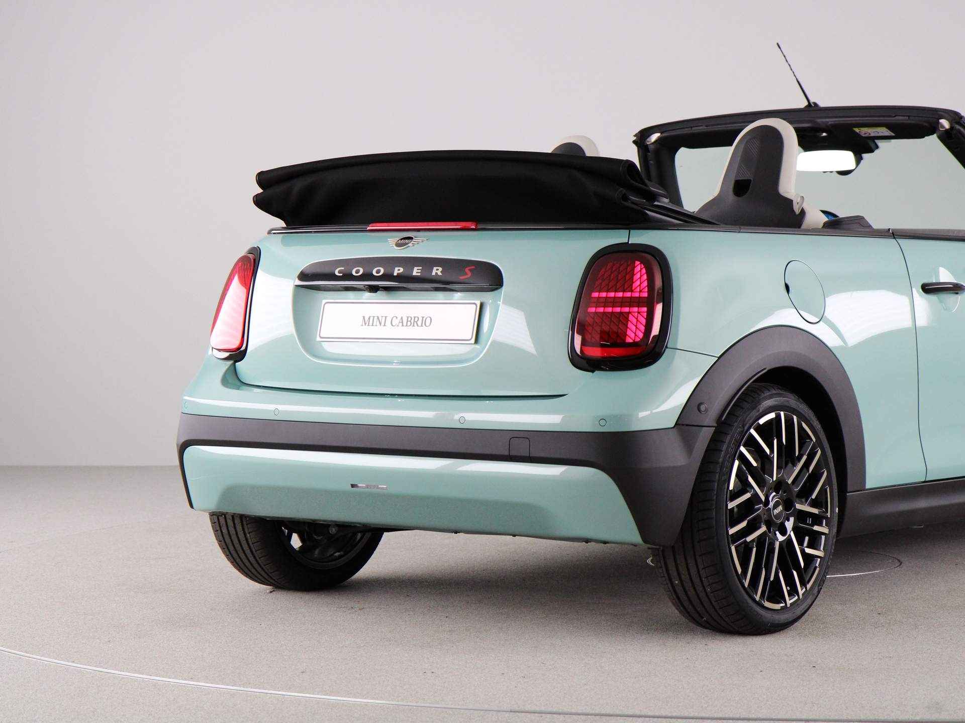 MINI Cooper Cabrio S Favoured Pakket M PRIVATE LEASE EUR 859,- (48 mnd/10.000 km) - 32/33