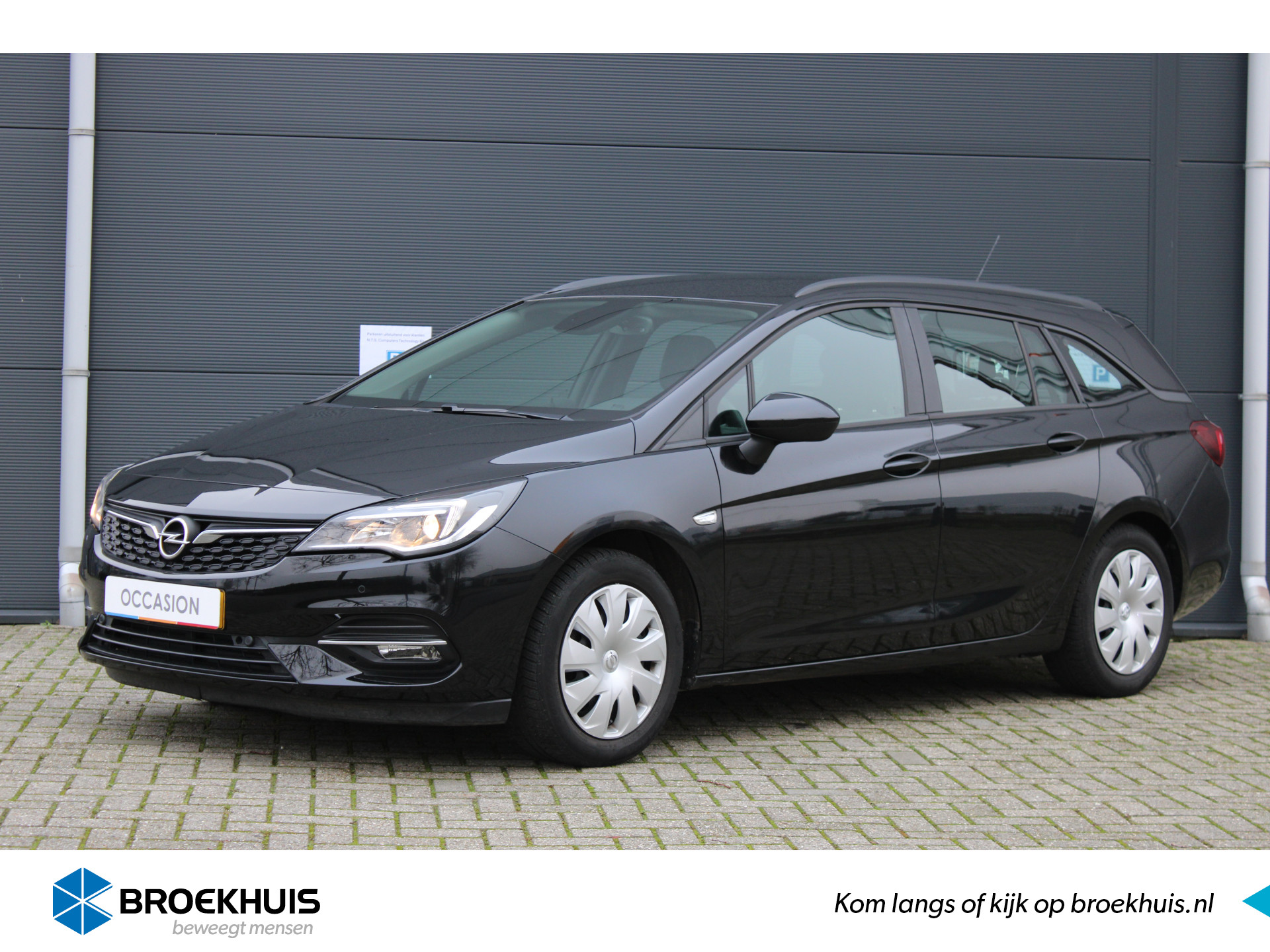 Opel Astra Sports Tourer 1.2 Turbo 130pk Business Edition / Trekhaak / Camera / Park Pilot V+A / Navigatie / Carplay / Climate Control / "Vraag een vrijblijvende offerte aan!"