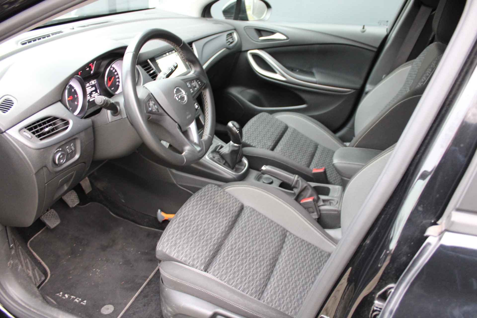 Opel Astra Sports Tourer 1.2 Turbo 130pk Business Edition / Trekhaak / Camera / Park Pilot V+A / Navigatie / Carplay / Climate Control / "Vraag een vrijblijvende offerte aan!" - 8/28