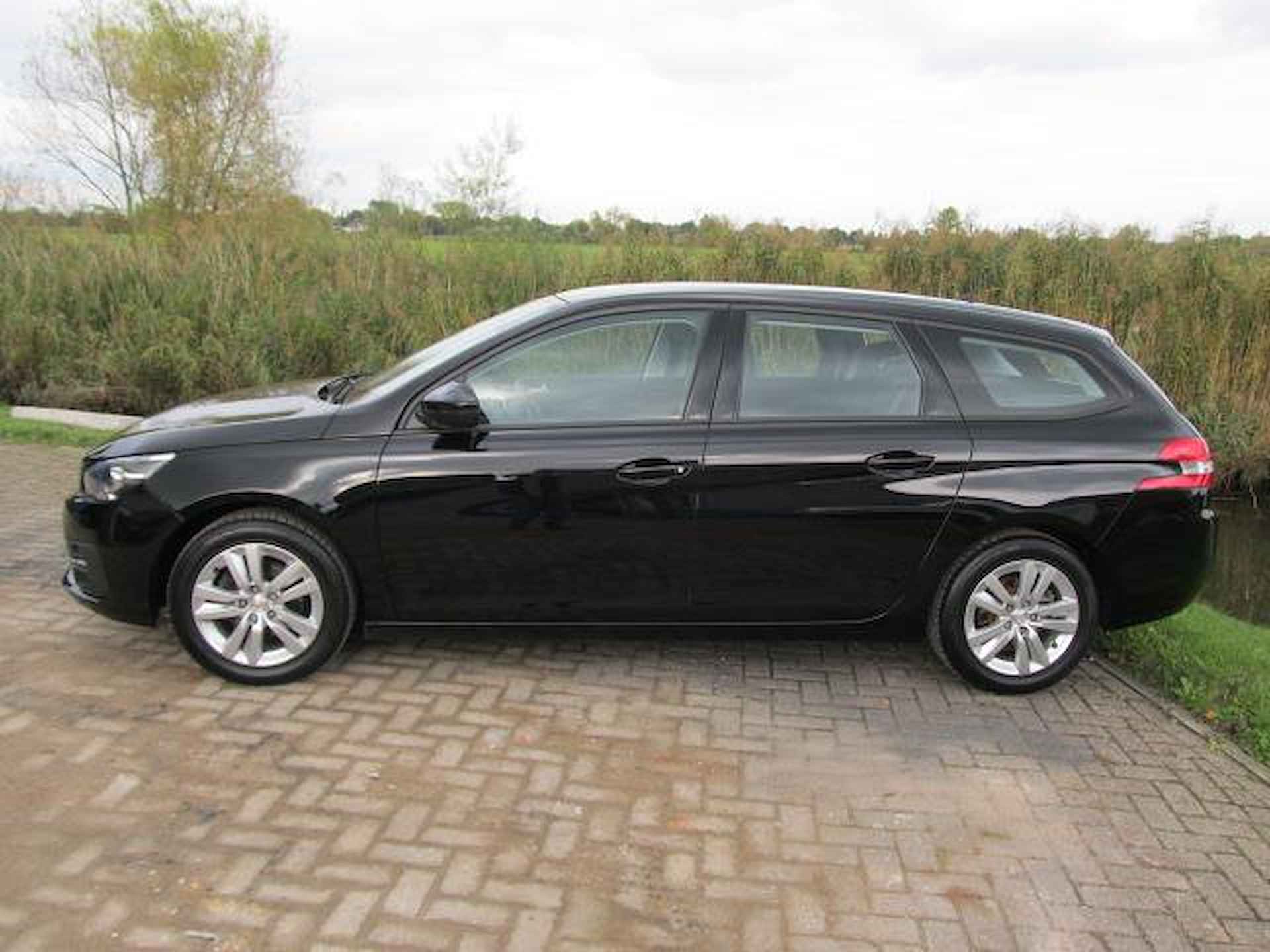 Peugeot 308 SW 1.2 PureTech Allure - 2/26