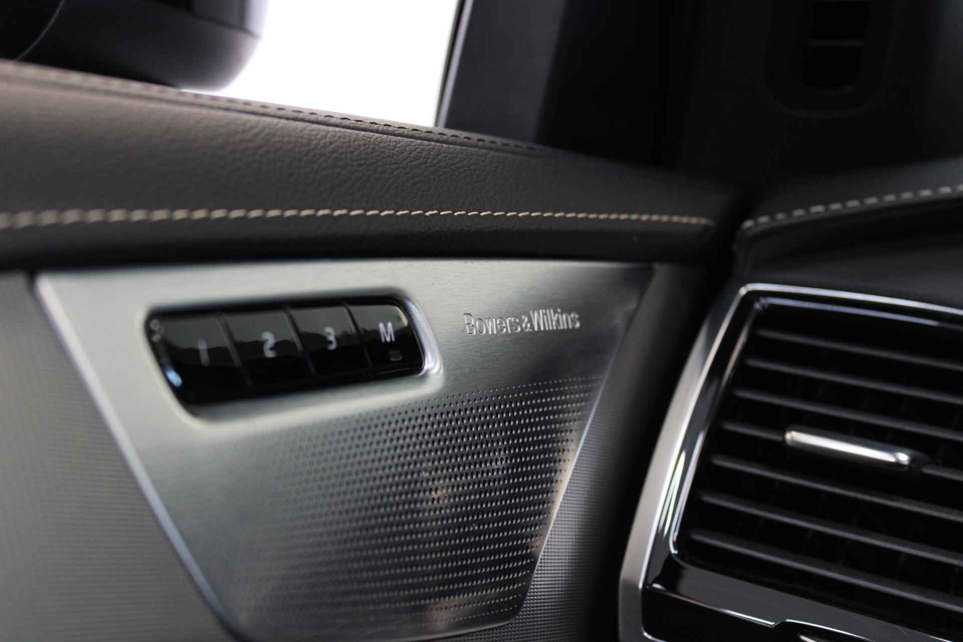 Volvo XC90 T8 390PK AWD R-Design | Full Option | B&W Audio | Luchtvering | Gelam Glas | Panoramadak | Trekhaak - 15/87