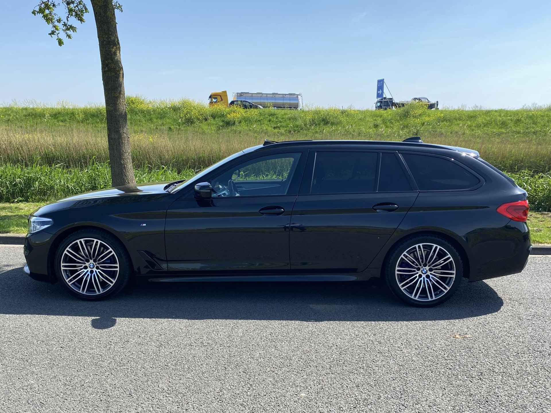 BMW 5-serie Touring 530i xDrive High Executive | M-Sport | HUD | Panoramadak | Sportstoelen | Lederen interieur | Stuurverwarming | Adaptieve CruiseControl | Draadloze telefoonlader | Keyless Entry/ GO | - 4/59