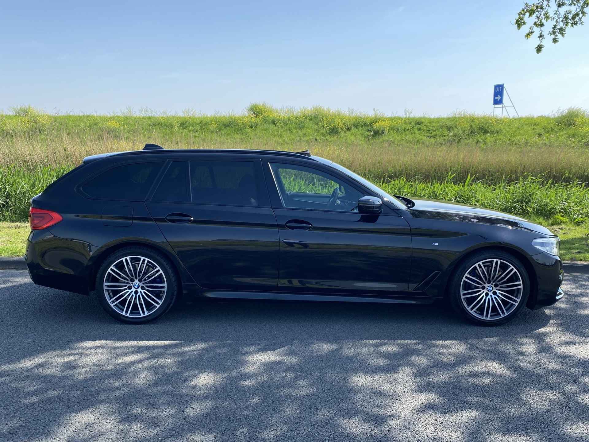 BMW 5-serie Touring 530i xDrive High Executive | M-Sport | HUD | Panoramadak | Sportstoelen | Lederen interieur | Stuurverwarming | Adaptieve CruiseControl | Draadloze telefoonlader | Keyless Entry/ GO | - 10/59