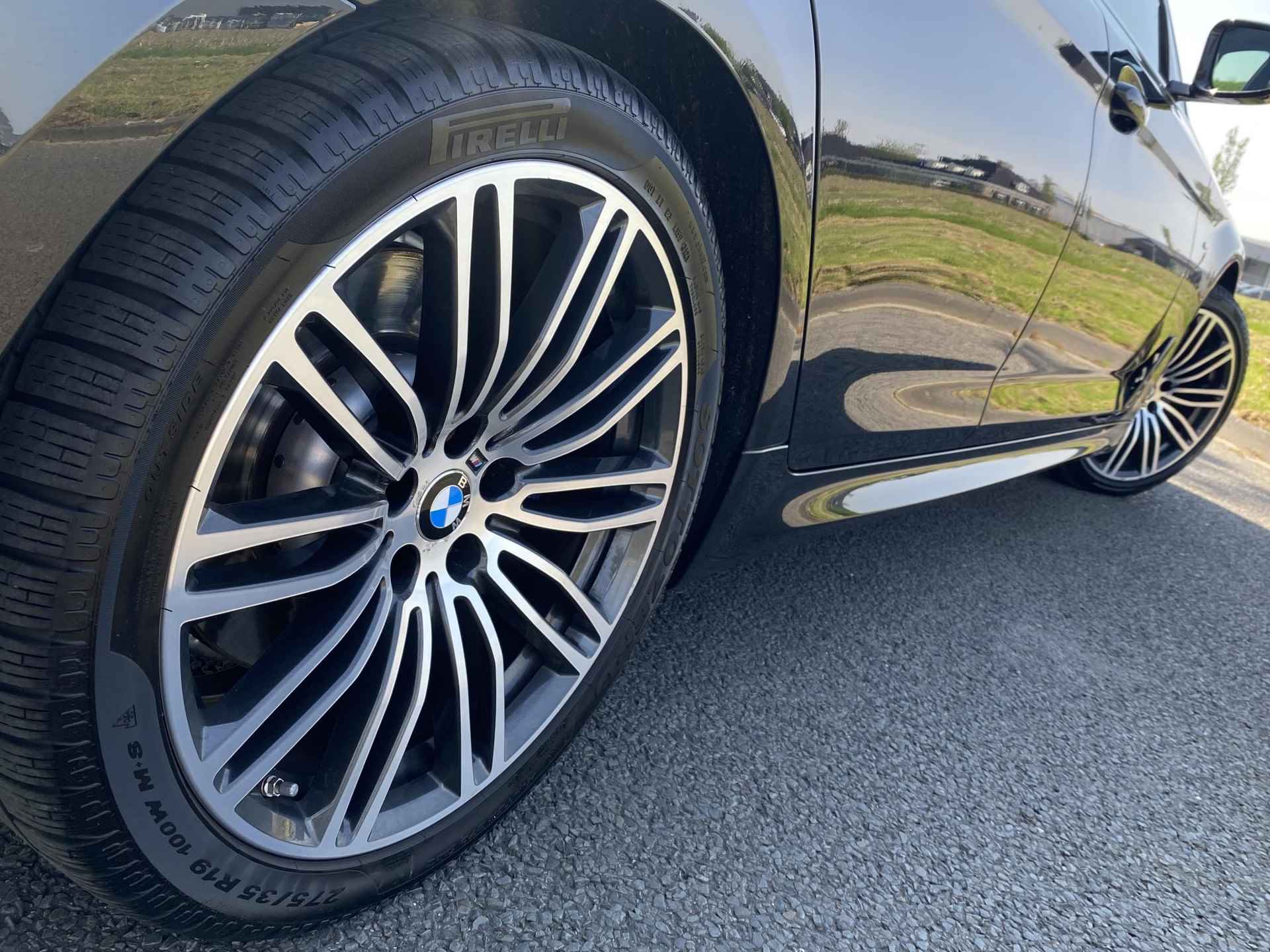 BMW 5-serie Touring 530i xDrive High Executive | M-Sport | HUD | Panoramadak | Sportstoelen | Lederen interieur | Stuurverwarming | Adaptieve CruiseControl | Draadloze telefoonlader | Keyless Entry/ GO | - 12/59