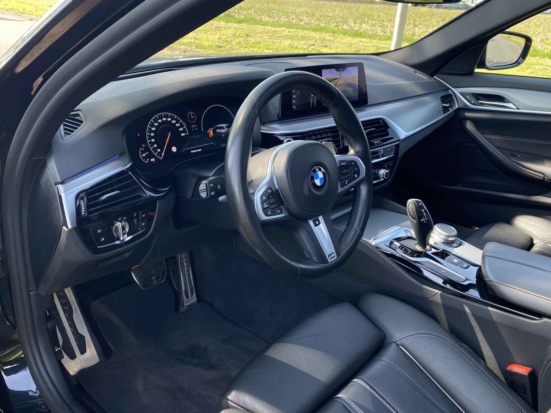 BMW 5-serie Touring 530i xDrive High Executive | M-Sport | HUD | Panoramadak | Sportstoelen | Lederen interieur | Stuurverwarming | Adaptieve CruiseControl | Draadloze telefoonlader | Keyless Entry/ GO | - 13/59