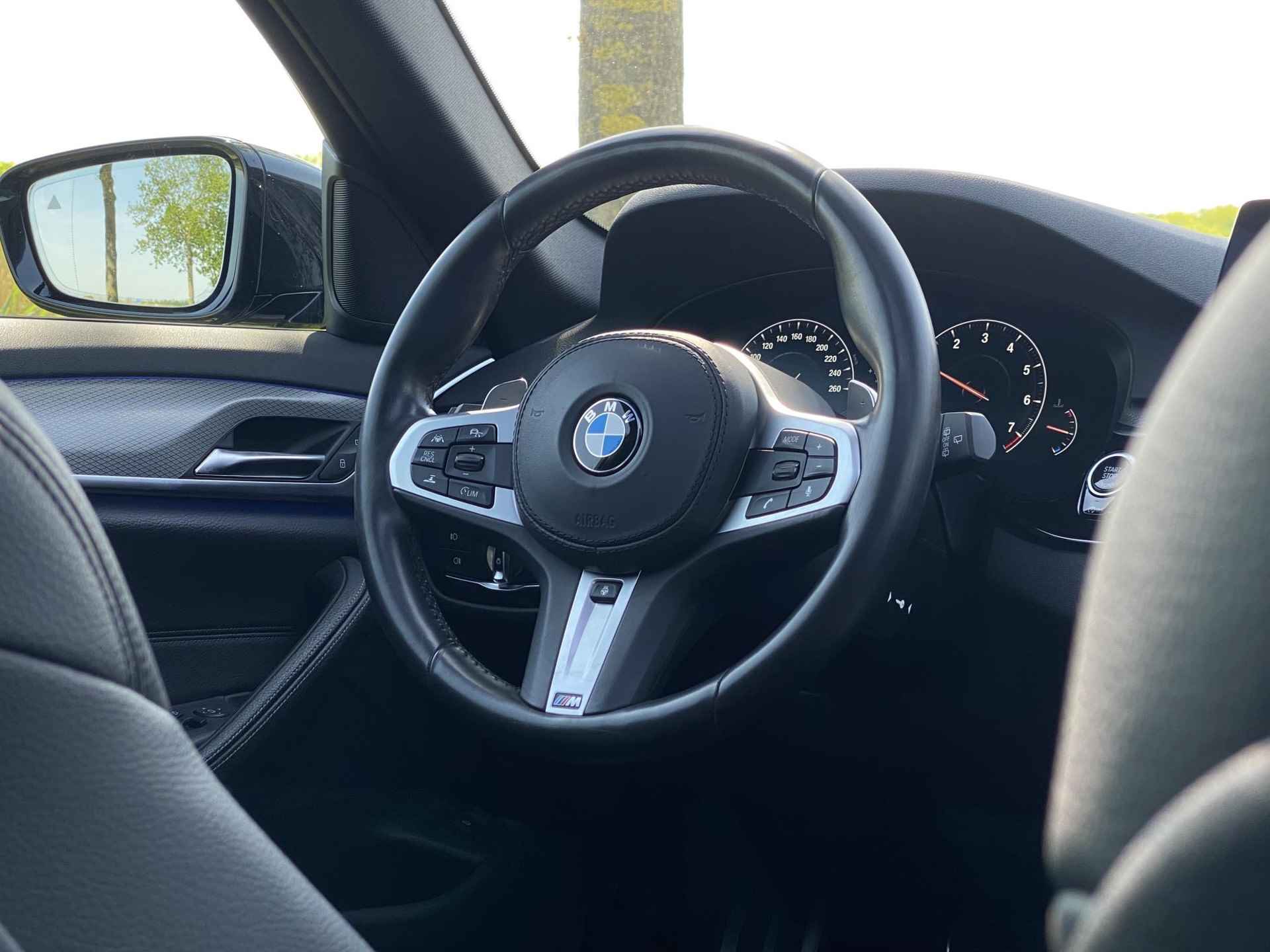 BMW 5-serie Touring 530i xDrive High Executive | M-Sport | HUD | Panoramadak | Sportstoelen | Lederen interieur | Stuurverwarming | Adaptieve CruiseControl | Draadloze telefoonlader | Keyless Entry/ GO | - 25/59