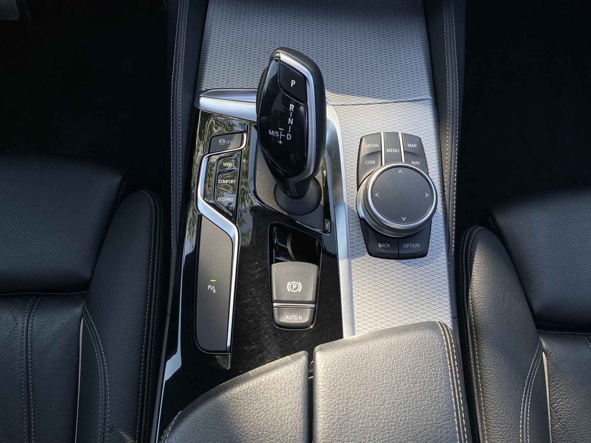 BMW 5-serie Touring 530i xDrive High Executive | M-Sport | HUD | Panoramadak | Sportstoelen | Lederen interieur | Stuurverwarming | Adaptieve CruiseControl | Draadloze telefoonlader | Keyless Entry/ GO | - 26/59