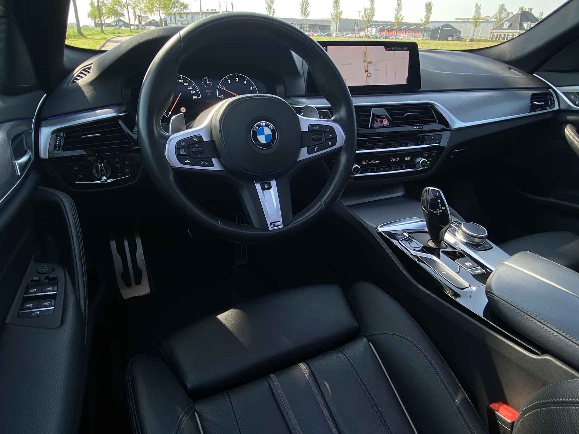BMW 5-serie Touring 530i xDrive High Executive | M-Sport | HUD | Panoramadak | Sportstoelen | Lederen interieur | Stuurverwarming | Adaptieve CruiseControl | Draadloze telefoonlader | Keyless Entry/ GO | - 32/59