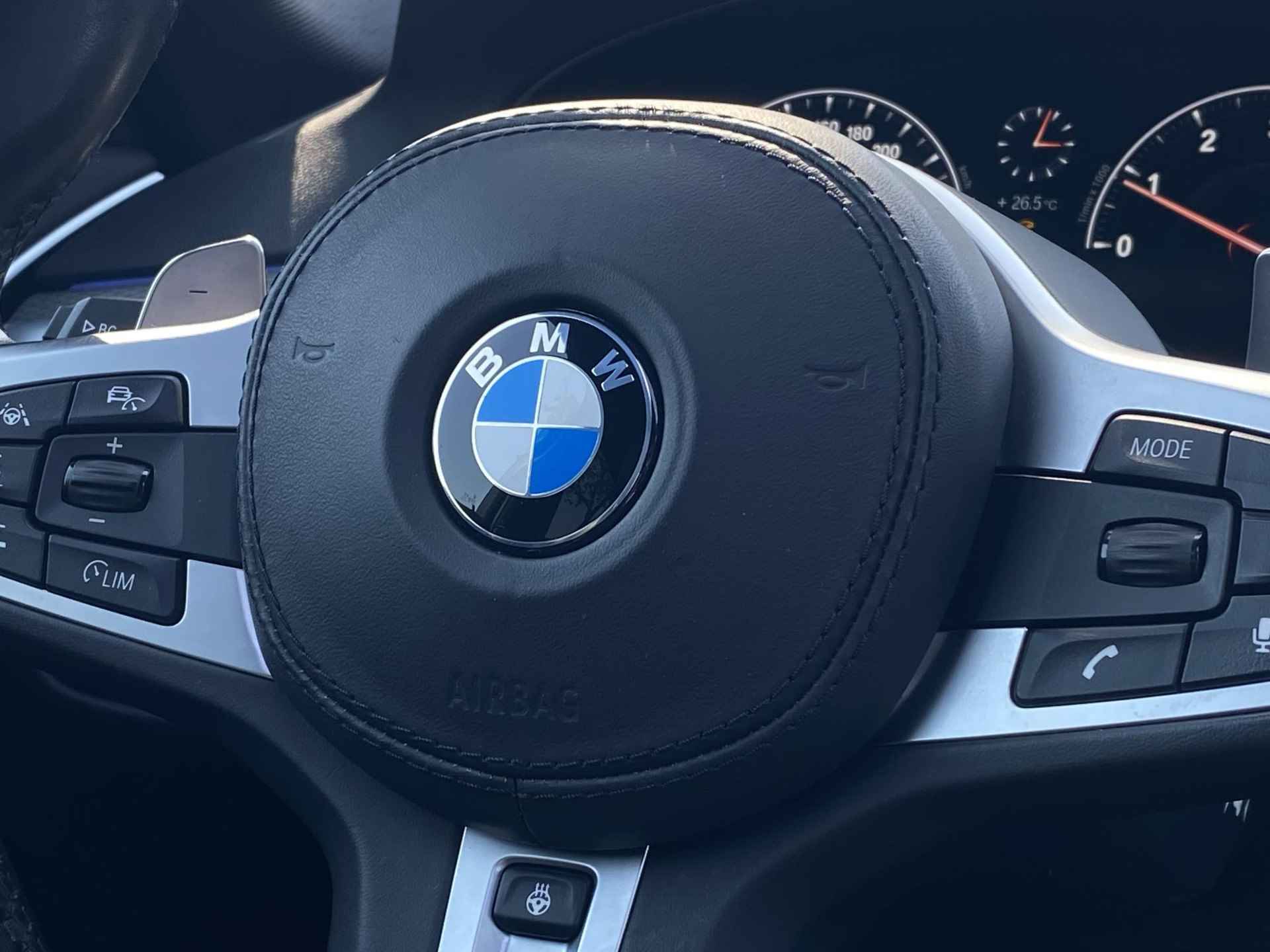 BMW 5-serie Touring 530i xDrive High Executive | M-Sport | HUD | Panoramadak | Sportstoelen | Lederen interieur | Stuurverwarming | Adaptieve CruiseControl | Draadloze telefoonlader | Keyless Entry/ GO | - 33/59