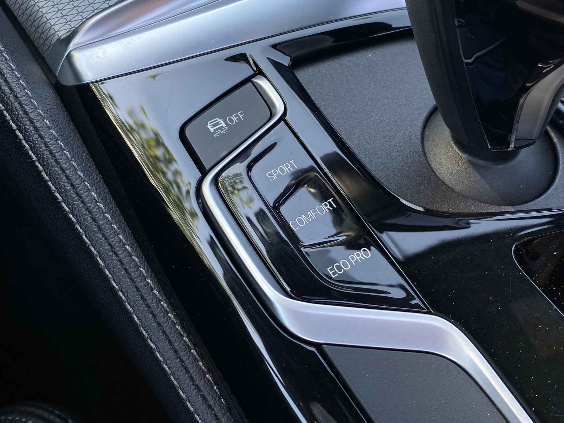 BMW 5-serie Touring 530i xDrive High Executive | M-Sport | HUD | Panoramadak | Sportstoelen | Lederen interieur | Stuurverwarming | Adaptieve CruiseControl | Draadloze telefoonlader | Keyless Entry/ GO | - 43/59