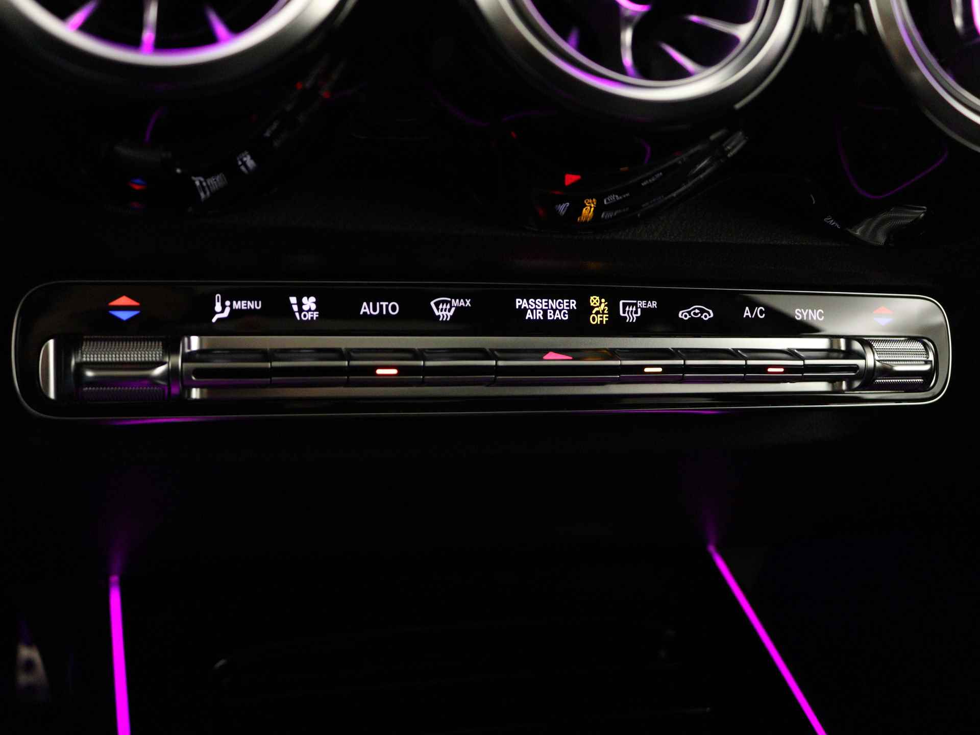Mercedes-Benz GLB 35 AMG 4MATIC | Premium Plus pakket | MBUX Augmented reality | AMG Nightpakket | Lederpakket | Dashcam | Smartphone integratie | Keyless-Go comfortpakket | EASY PACK achterklep | Head-up display | Multibeam Led | - 7/37