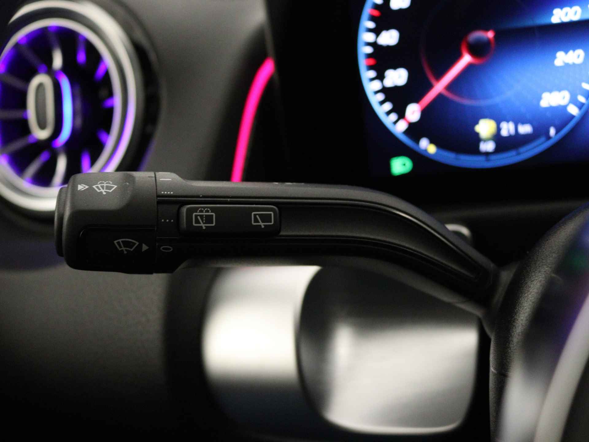Mercedes-Benz GLB 35 AMG 4MATIC | Premium Plus pakket | MBUX Augmented reality | AMG Nightpakket | Lederpakket | Dashcam | Smartphone integratie | Keyless-Go comfortpakket | EASY PACK achterklep | Head-up display | Multibeam Led | - 17/37