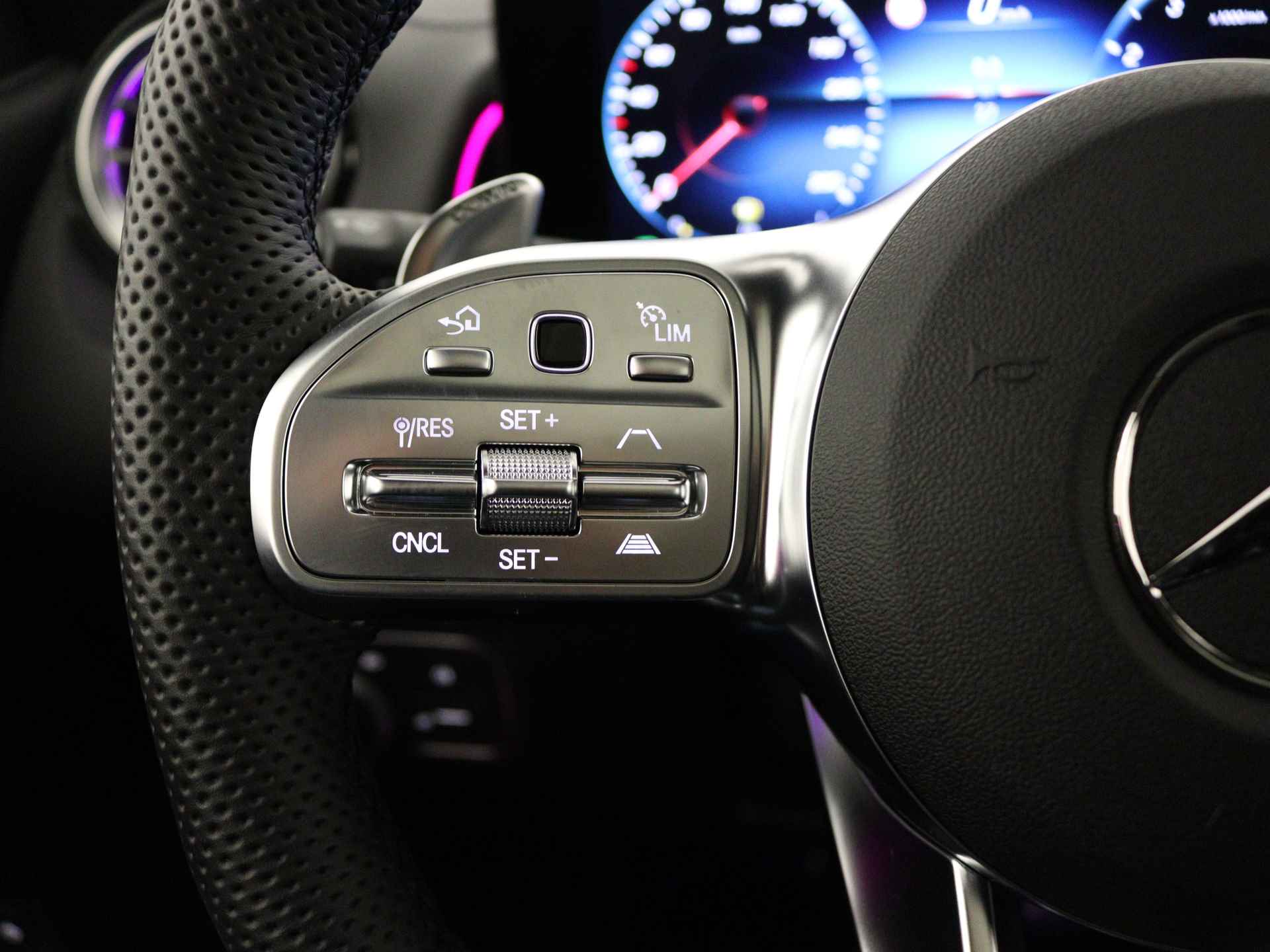 Mercedes-Benz GLB 35 AMG 4MATIC | Premium Plus pakket | MBUX Augmented reality | AMG Nightpakket | Lederpakket | Dashcam | Smartphone integratie | Keyless-Go comfortpakket | EASY PACK achterklep | Head-up display | Multibeam Led | - 19/37