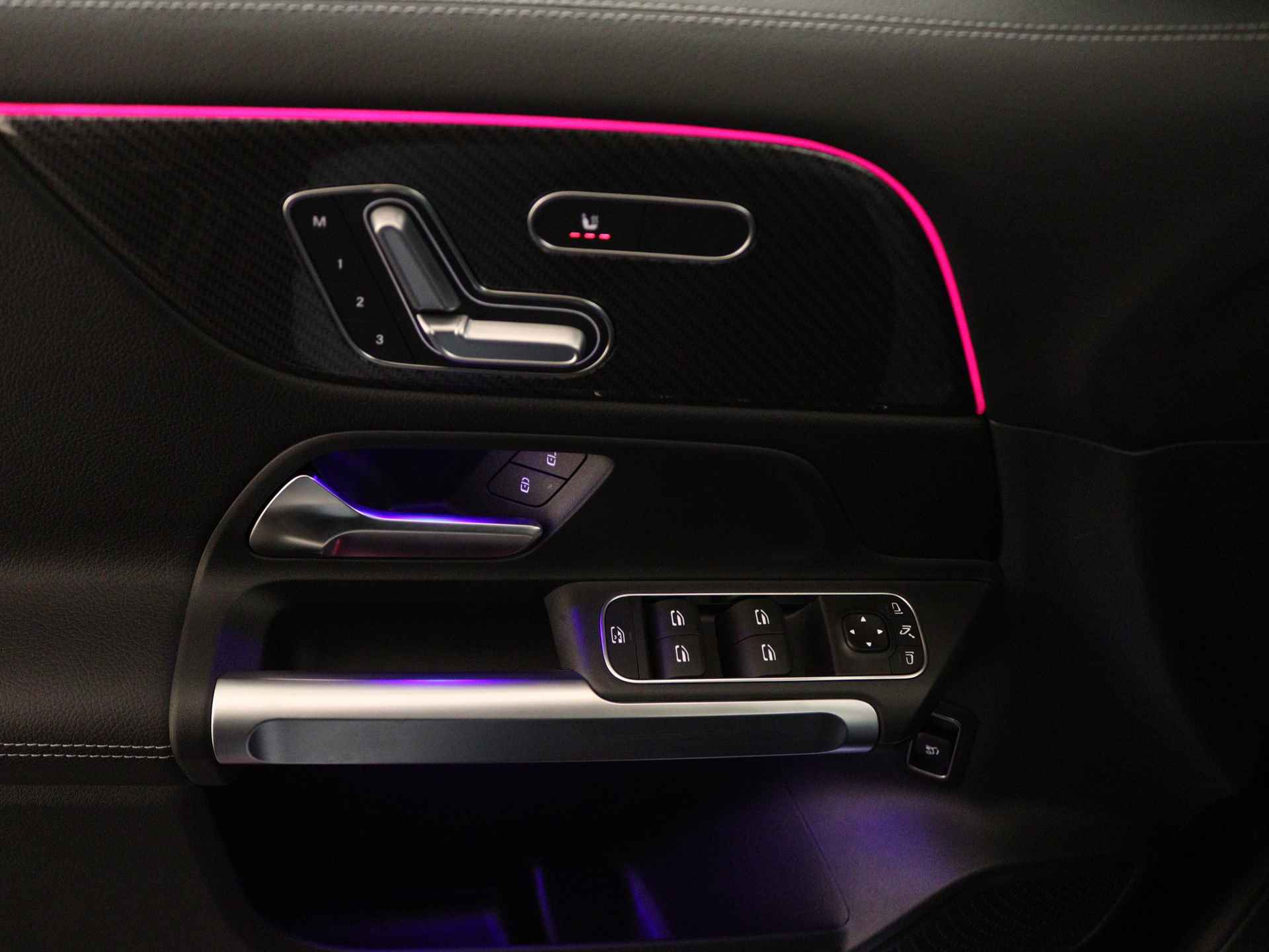 Mercedes-Benz GLB 35 AMG 4MATIC | Premium Plus pakket | MBUX Augmented reality | AMG Nightpakket | Lederpakket | Dashcam | Smartphone integratie | Keyless-Go comfortpakket | EASY PACK achterklep | Head-up display | Multibeam Led | - 27/37