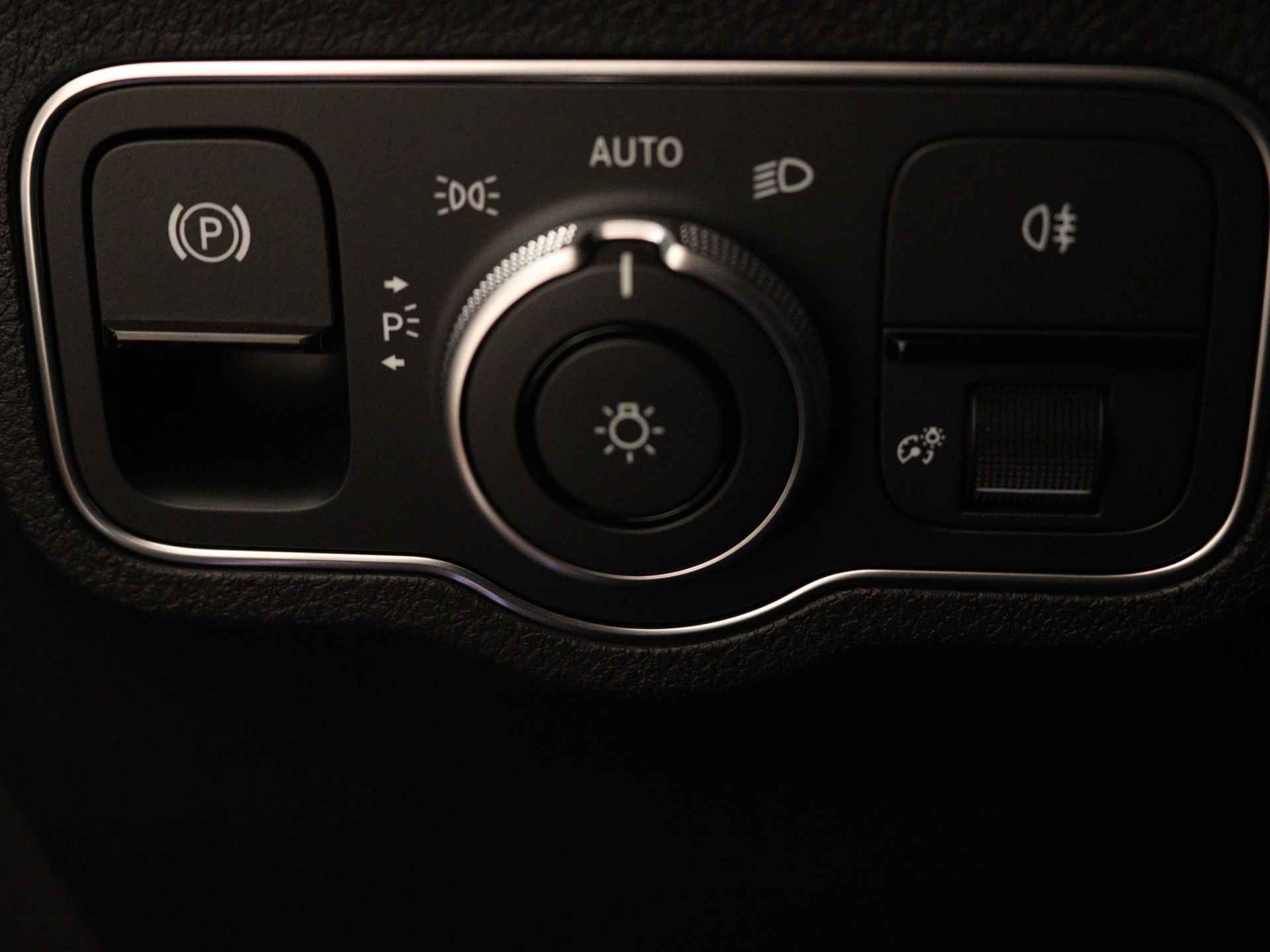 Mercedes-Benz GLB 35 AMG 4MATIC | Premium Plus pakket | MBUX Augmented reality | AMG Nightpakket | Lederpakket | Dashcam | Smartphone integratie | Keyless-Go comfortpakket | EASY PACK achterklep | Head-up display | Multibeam Led | - 28/37