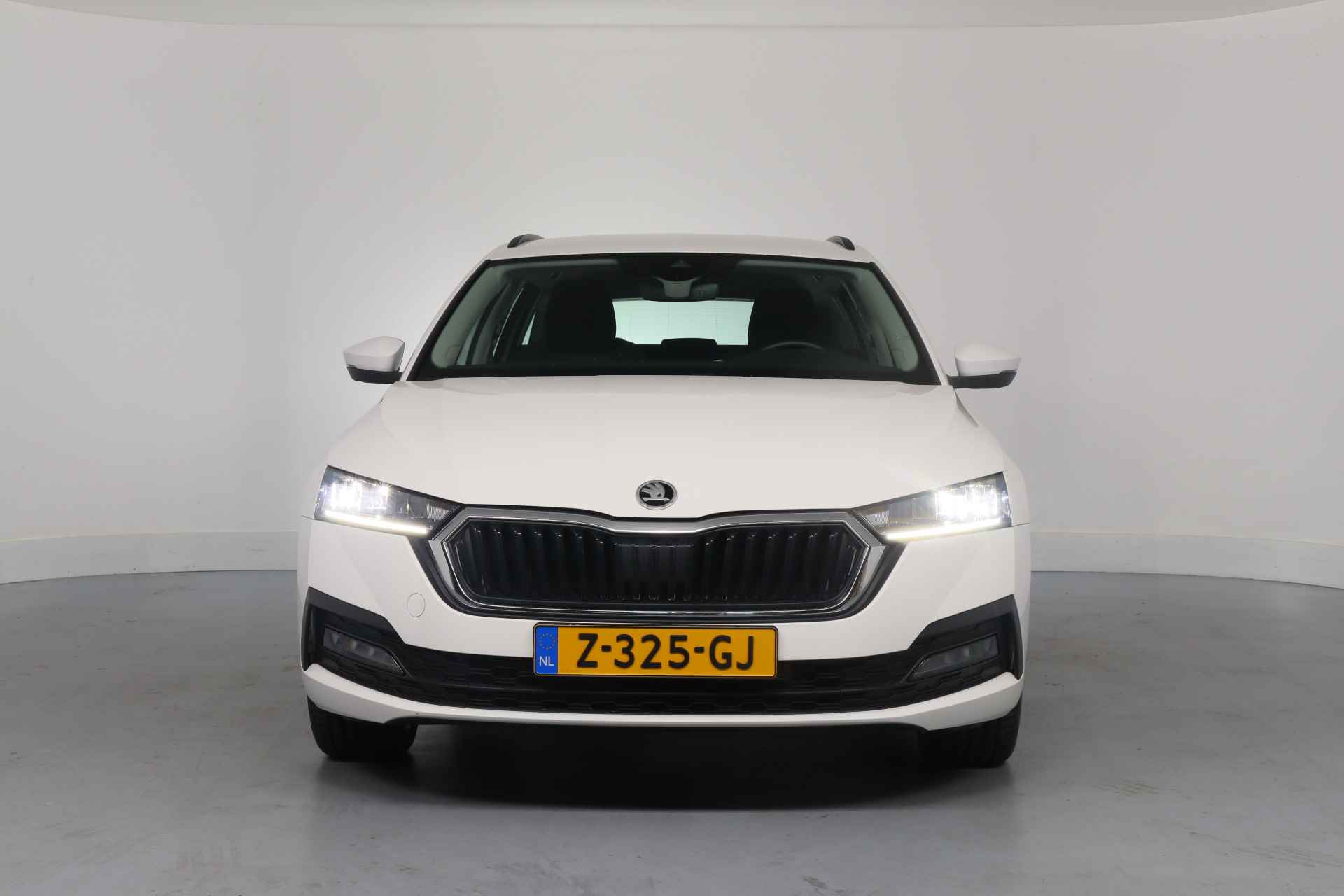 Škoda Octavia Combi 1.4 TSI iV PHEV Business Edition | 1e Eigenaar! | Clima | Apple Carplay/ Android Auto | LED | Parkeersensoren | Keyless | - 2/38