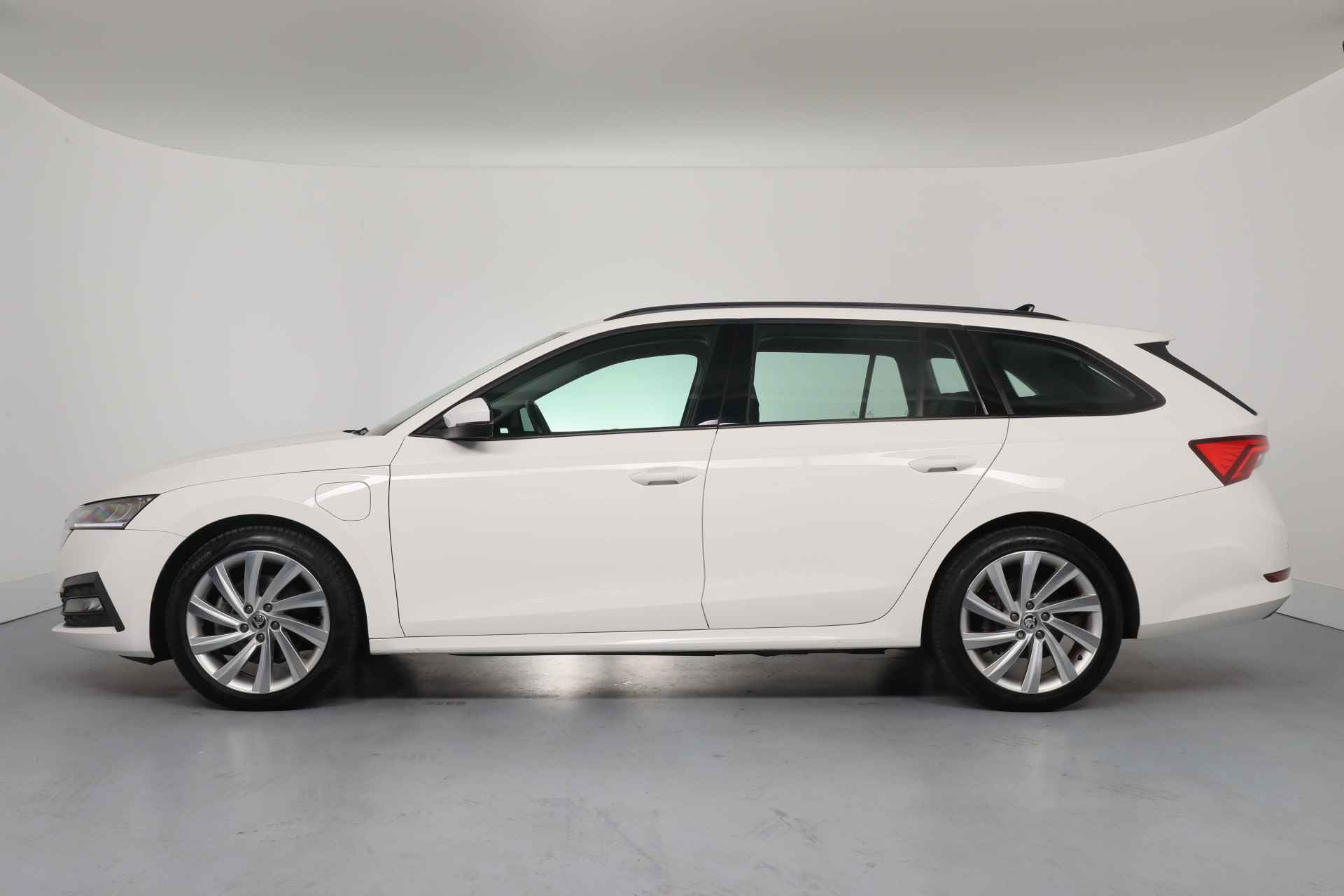 Škoda Octavia Combi 1.4 TSI iV PHEV Business Edition | 1e Eigenaar! | Clima | Apple Carplay/ Android Auto | LED | Parkeersensoren | Keyless | - 4/38