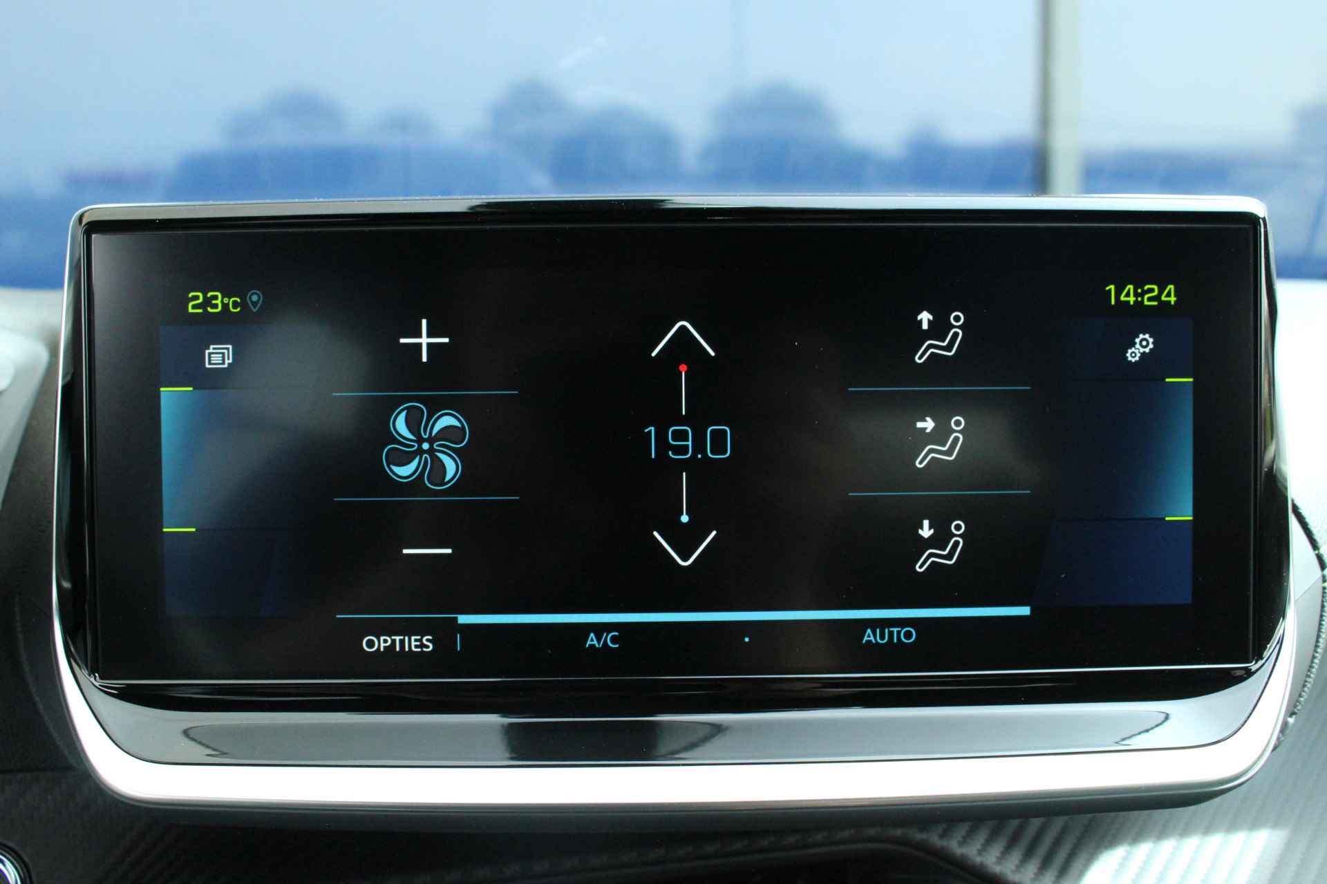 Peugeot e-208 GT 3-FASE 350KM | # | Navi | Camera | St. verwarming | Keyless | 10" scherm | Donker glas | Park Assist V 17" LMV | Cruise & Climate C. | - 24/43