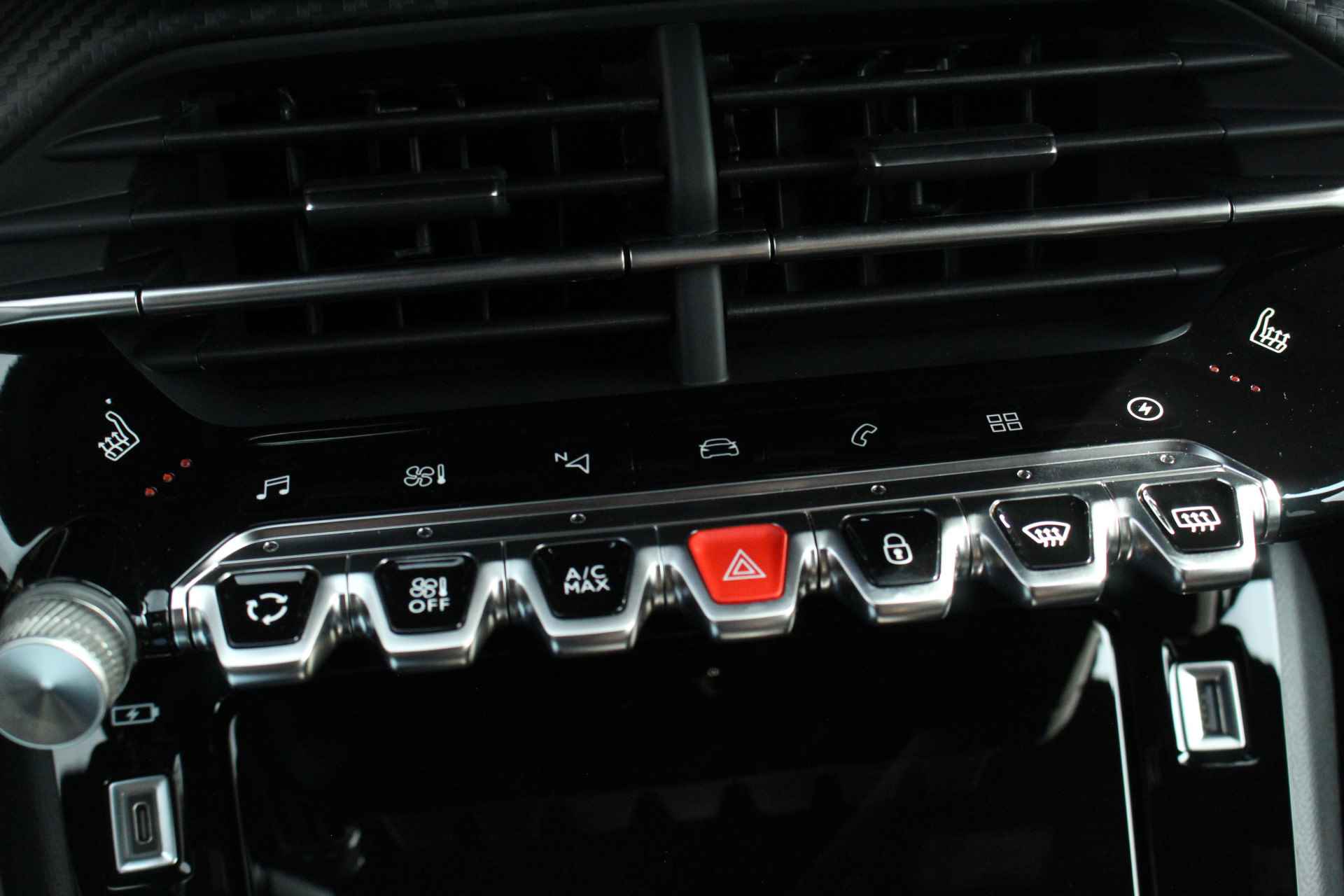 Peugeot e-208 GT 3-FASE 350KM | # | Navi | Camera | St. verwarming | Keyless | 10" scherm | Donker glas | Park Assist V 17" LMV | Cruise & Climate C. | - 28/43