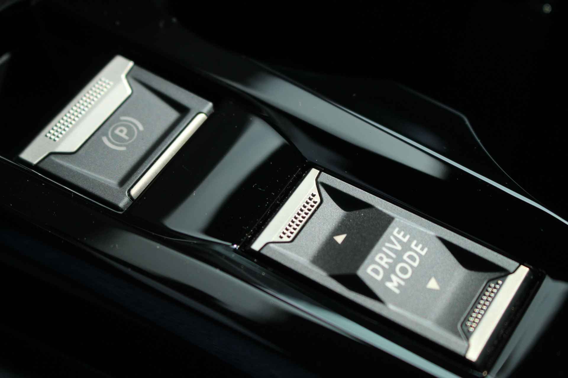 Peugeot e-208 GT 3-FASE 350KM | # | Navi | Camera | St. verwarming | Keyless | 10" scherm | Donker glas | Park Assist V 17" LMV | Cruise & Climate C. | - 30/43