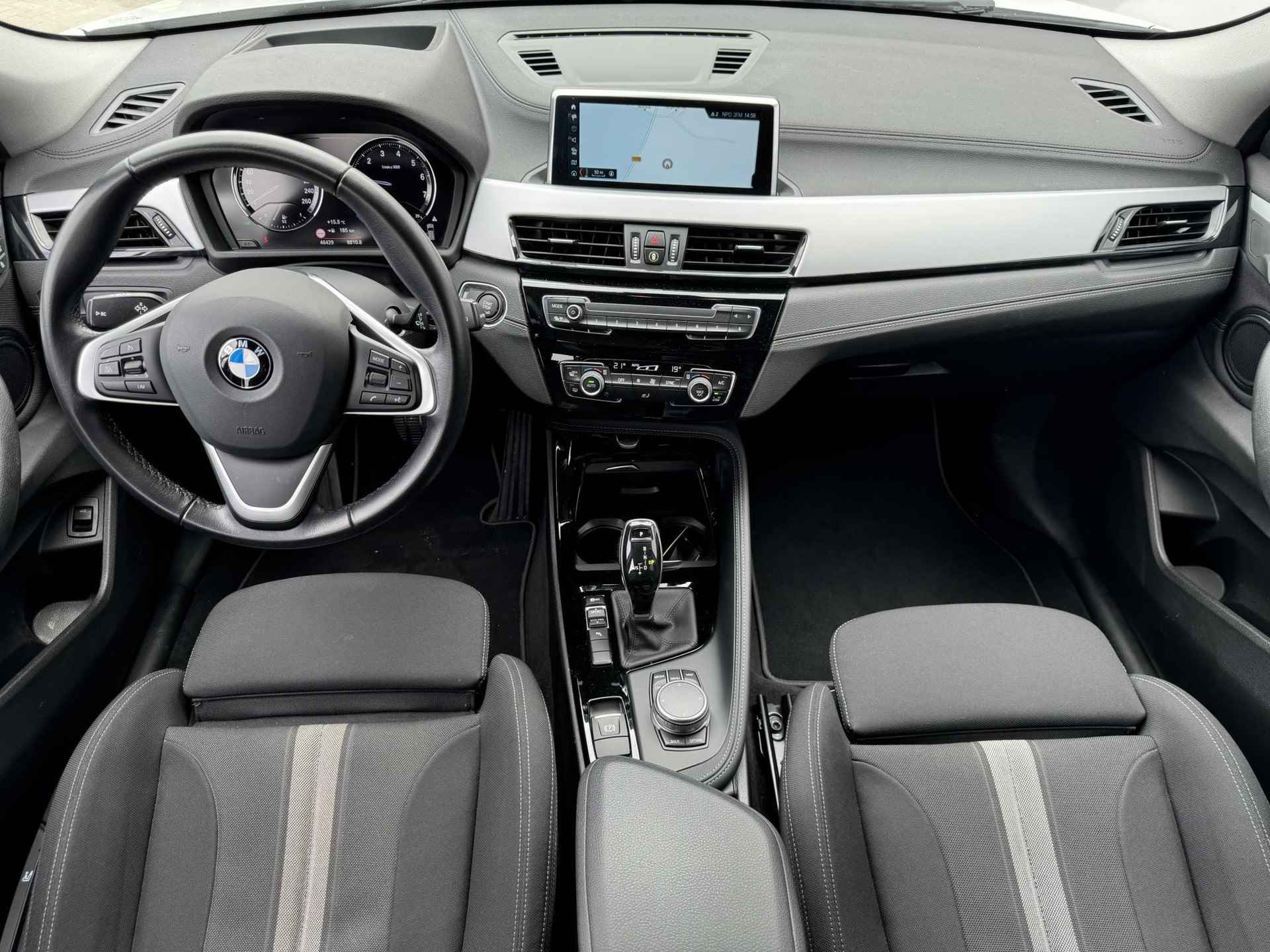 BMW X2 sDrive20i Executive Edition / Head up display / Elektrische kofferbak / Achteruitrijcamera / Navigatie / Cruise control / Bluetooth - 2/42