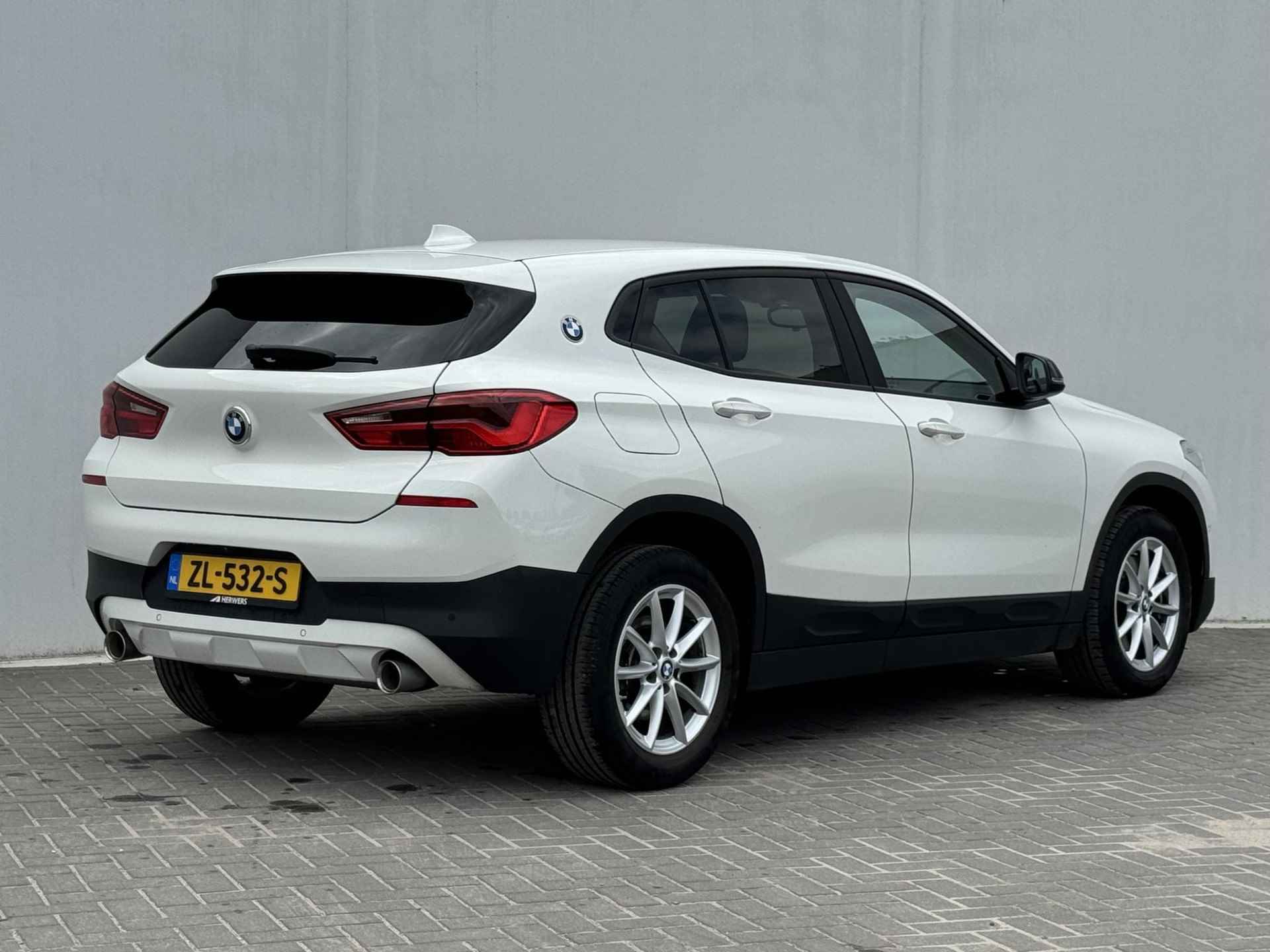 BMW X2 sDrive20i Executive Edition / Head up display / Elektrische kofferbak / Achteruitrijcamera / Navigatie / Cruise control / Bluetooth - 3/42