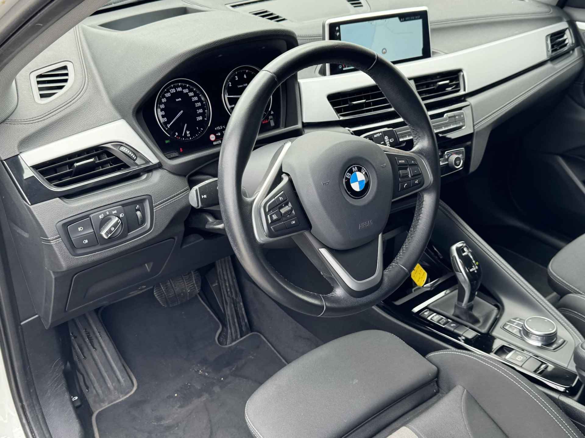 BMW X2 sDrive20i Executive Edition / Head up display / Elektrische kofferbak / Achteruitrijcamera / Navigatie / Cruise control / Bluetooth - 15/42