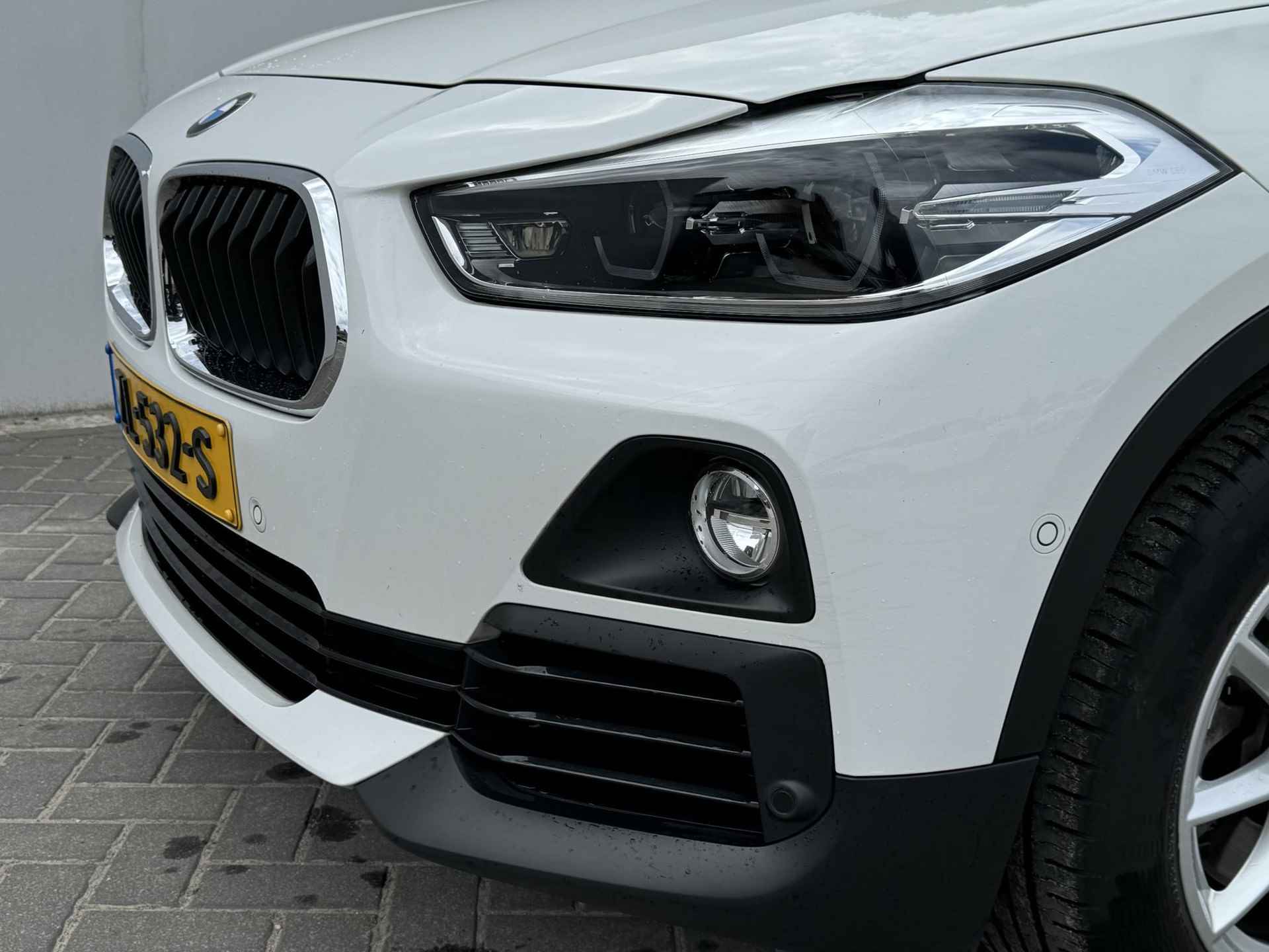 BMW X2 sDrive20i Executive Edition / Head up display / Elektrische kofferbak / Achteruitrijcamera / Navigatie / Cruise control / Bluetooth - 27/42