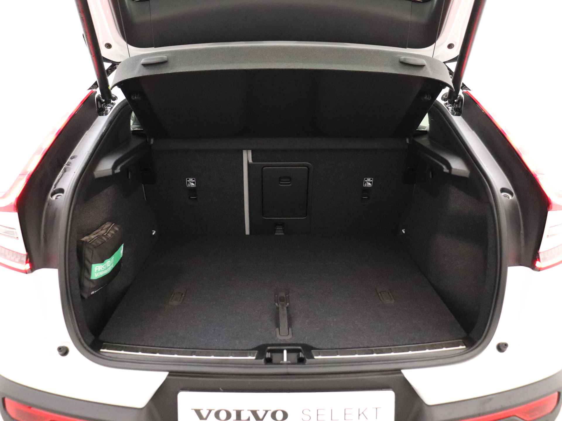 Volvo C40 Single Motor Extended Range Ultimate 82 kWh / H&K Audio / ACC / BLIS / 360 Camera / Elektr. Voorstoelen / Warmtepomp / Black Pack / Stoel & Stuurw. Verw. / - 16/41