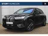 BMW iX xDrive40 High Executive / Sportpakket / Panoramadak Sky Lounge / Trekhaak / Laserlight / Parking Assistant Professional / Multifunctionele Stoelen / Comfort Access