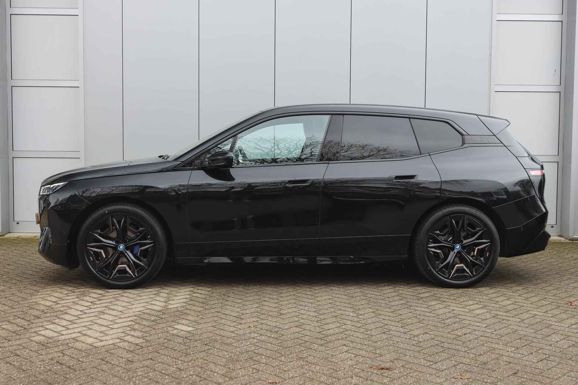 BMW iX xDrive40 High Executive / Sportpakket / Panoramadak Sky Lounge / Trekhaak / Laserlight / Parking Assistant Professional / Multifunctionele Stoelen / Comfort Access - 8/40