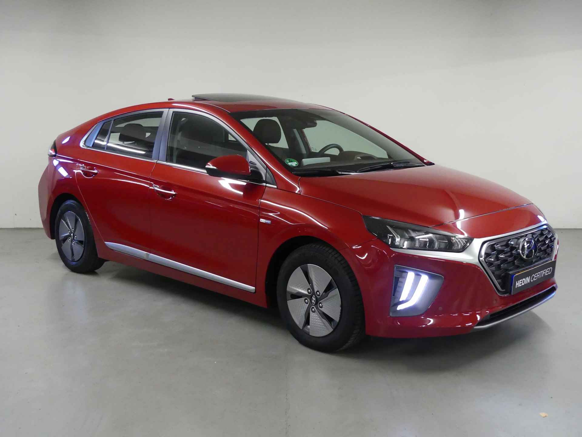 Hyundai IONIQ 1.6 GDi Premium - Plus | Leder | Schuifdak | Navigatie | Camera | Stoelventilatie | Stuurwielverwarming | Adaptive Cruise Control | LED - 2/35