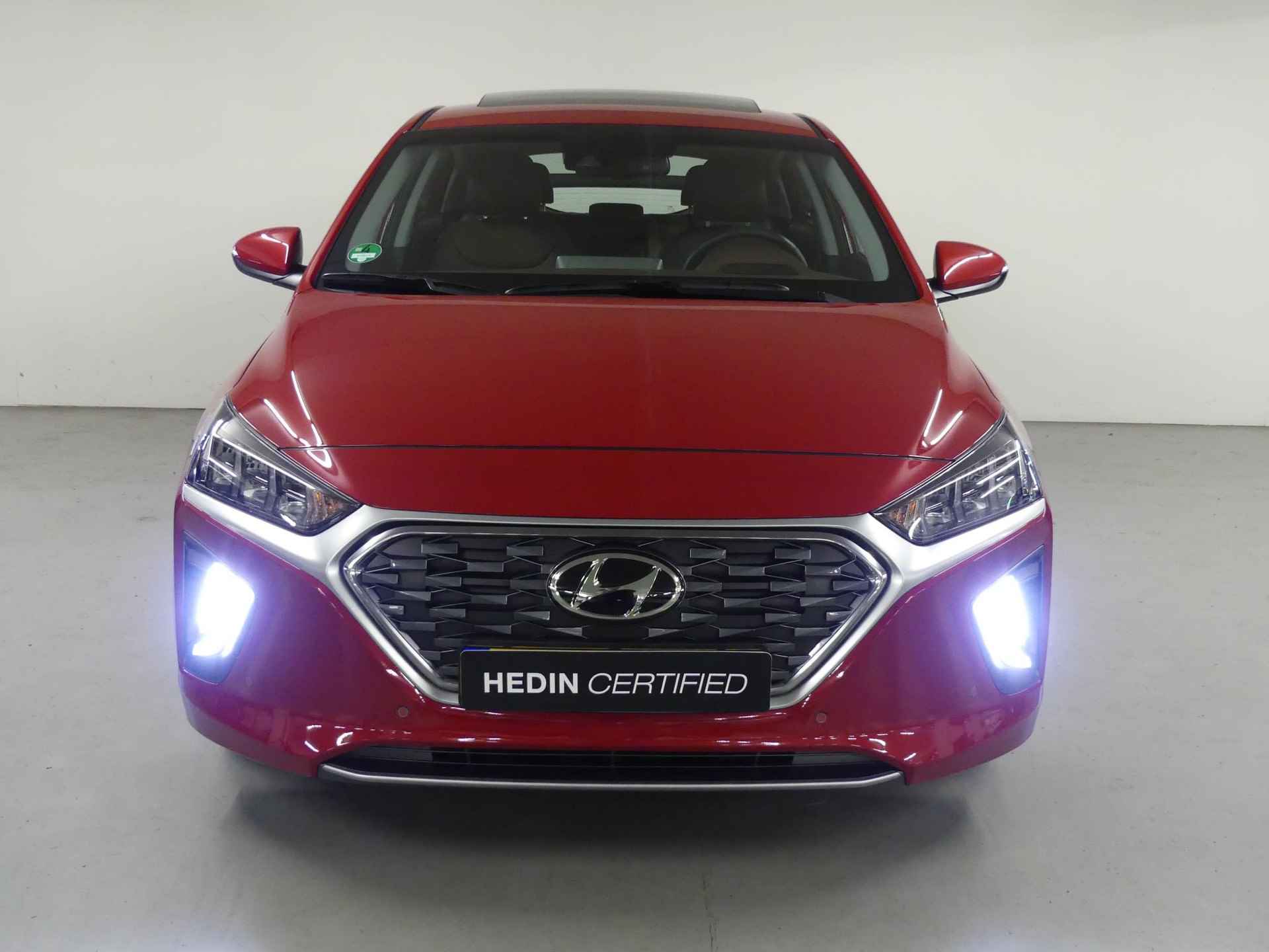 Hyundai IONIQ 1.6 GDi Premium - Plus | Leder | Schuifdak | Navigatie | Camera | Stoelventilatie | Stuurwielverwarming | Adaptive Cruise Control | LED - 4/35