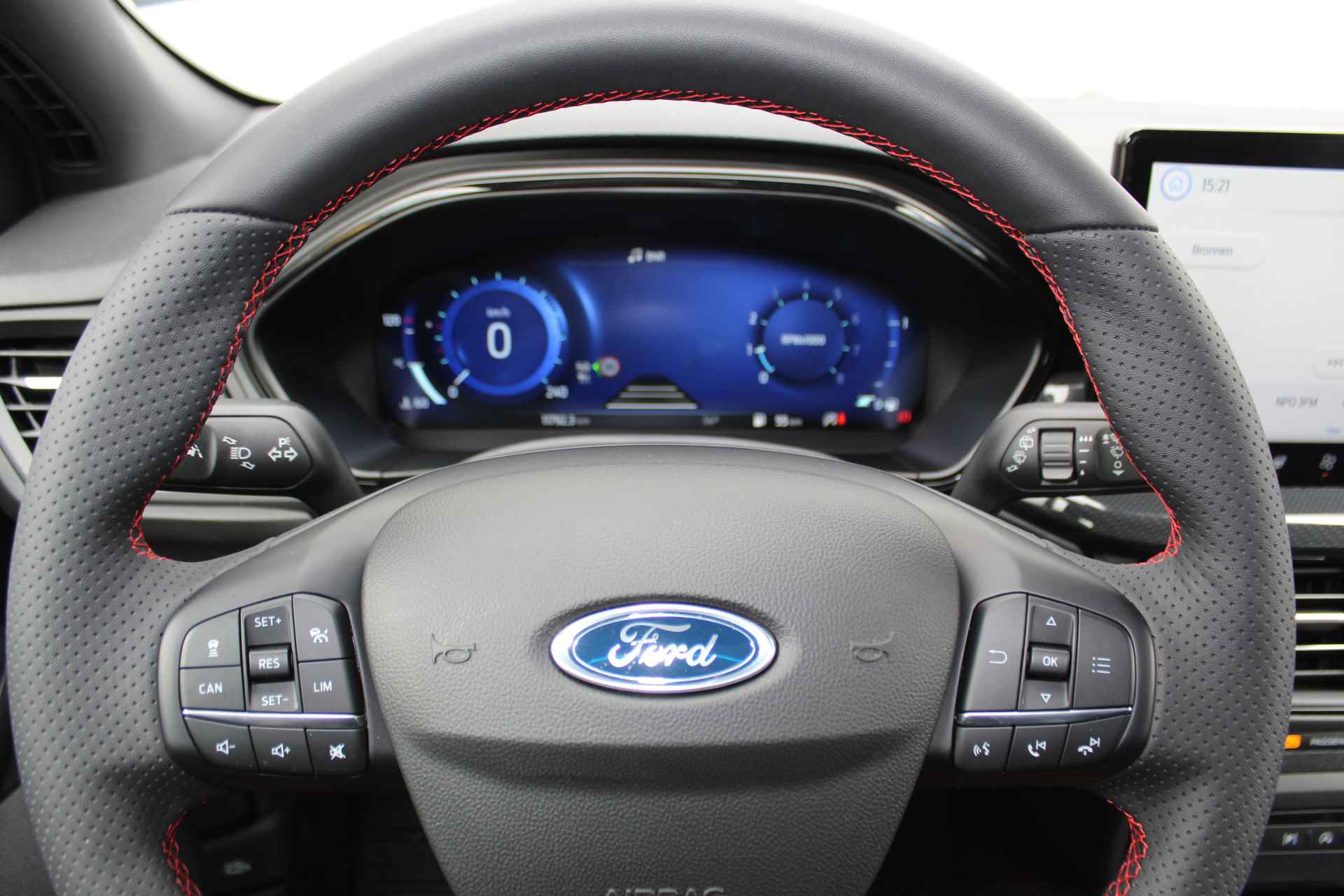 Ford FOCUS Wagon 1.0-125pk EcoBoost Hybrid ST Line X. Mooie, luxe uitvoering met slechts 11.800km ! Volautm. airco dual, navigatie, telefoonvoorb., B&O soundsyst., ergonomische stoelen, stoel-, stuur- en voorraamverw., bestuurders assistent pakket, elektr. panoramadak etc. - 18/52