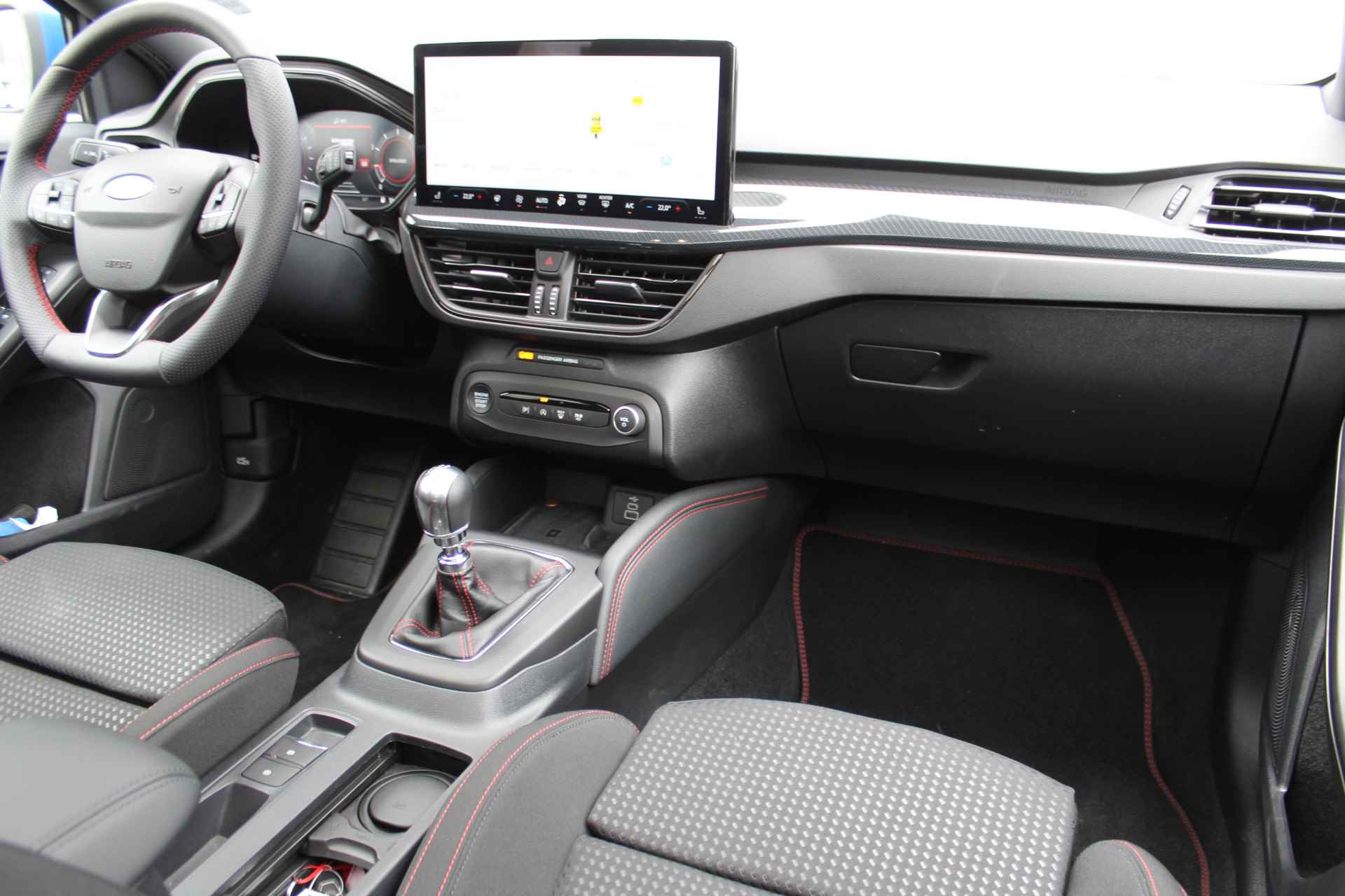 Ford FOCUS Wagon 1.0-125pk EcoBoost Hybrid ST Line X. Mooie, luxe uitvoering met slechts 11.800km ! Volautm. airco dual, navigatie, telefoonvoorb., B&O soundsyst., ergonomische stoelen, stoel-, stuur- en voorraamverw., bestuurders assistent pakket, elektr. panoramadak etc. - 43/52