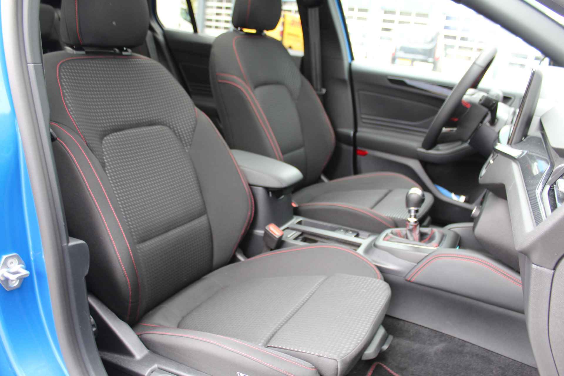 Ford FOCUS Wagon 1.0-125pk EcoBoost Hybrid ST Line X. Mooie, luxe uitvoering met slechts 11.800km ! Volautm. airco dual, navigatie, telefoonvoorb., B&O soundsyst., ergonomische stoelen, stoel-, stuur- en voorraamverw., bestuurders assistent pakket, elektr. panoramadak etc. - 44/52