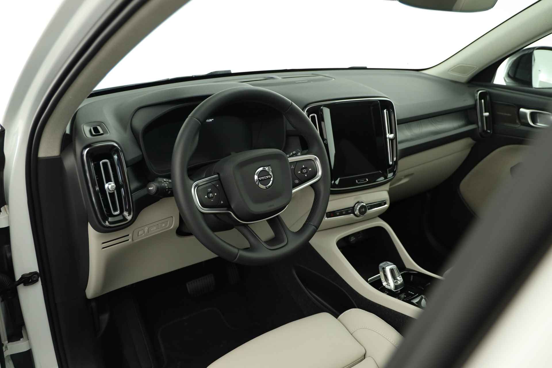 Volvo XC40 1.5 T4 Recharge Ultimate Dark | Facelift | Pano | 20" | Leder | Navi | Camera | Keyless | Elek. Achterklep - 4/35