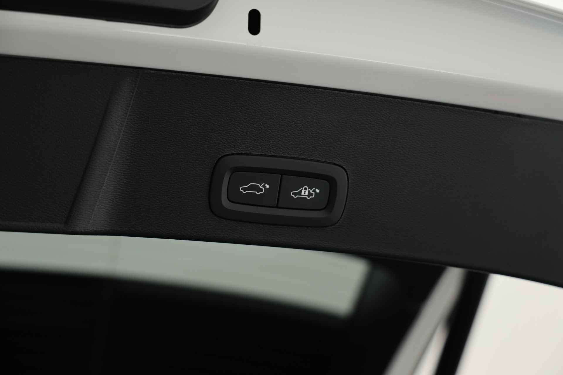 Volvo XC40 1.5 T4 Recharge Ultimate Dark | Facelift | Pano | 20" | Leder | Navi | Camera | Keyless | Elek. Achterklep - 27/35