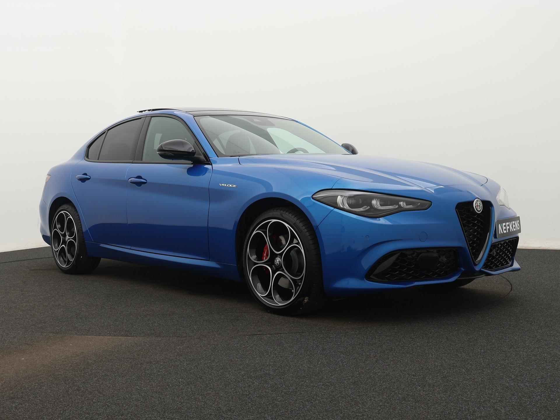 Alfa Romeo Giulia 2.0 T GME AWD Veloce 280PK | Navigatie | Panoramadak | LED Matrix koplampen | Harman Kardon Sound | Alarm Klasse 3 + Peilzender in de prijs inbegrepen - 3/41