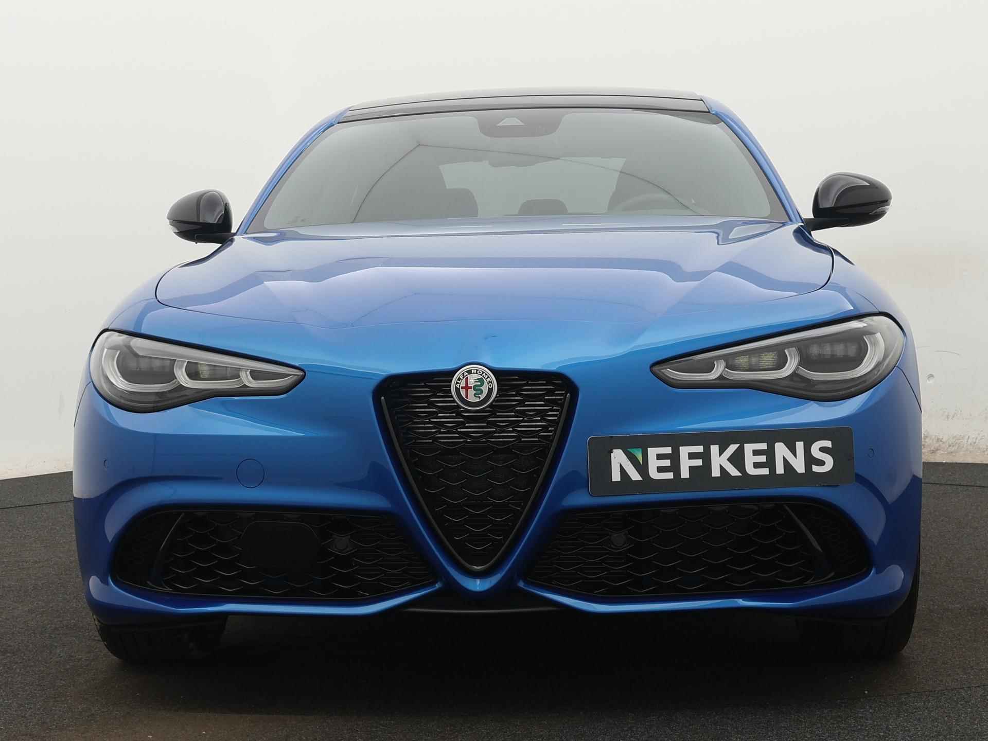 Alfa Romeo Giulia 2.0 T GME AWD Veloce 280PK | Navigatie | Panoramadak | LED Matrix koplampen | Harman Kardon Sound | Alarm Klasse 3 + Peilzender in de prijs inbegrepen - 4/41