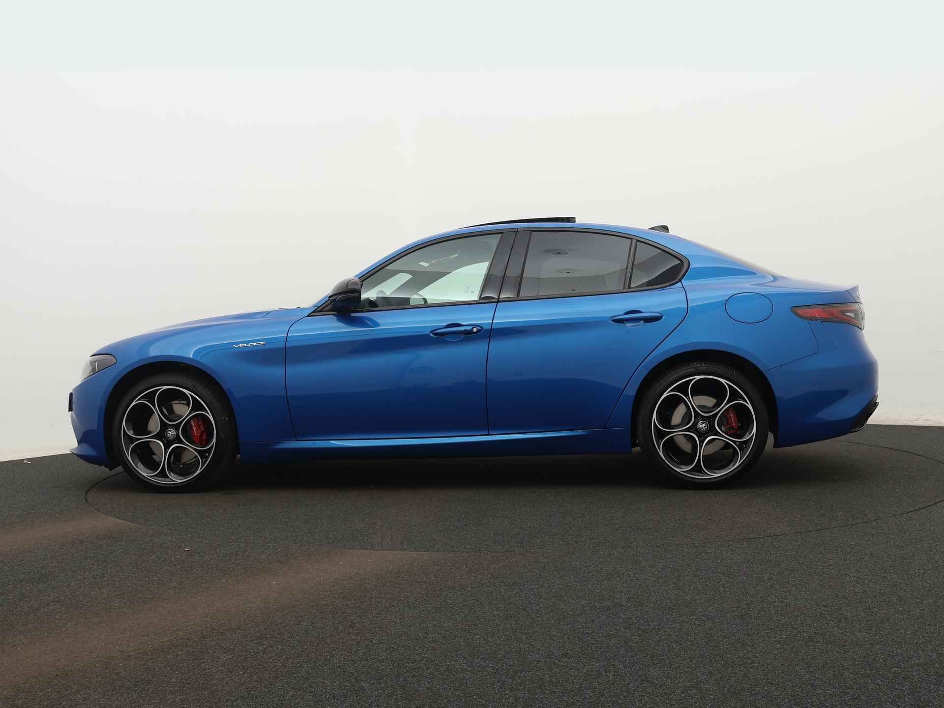 Alfa Romeo Giulia 2.0 T GME AWD Veloce 280PK | Navigatie | Panoramadak | LED Matrix koplampen | Harman Kardon Sound | Alarm Klasse 3 + Peilzender in de prijs inbegrepen - 5/41