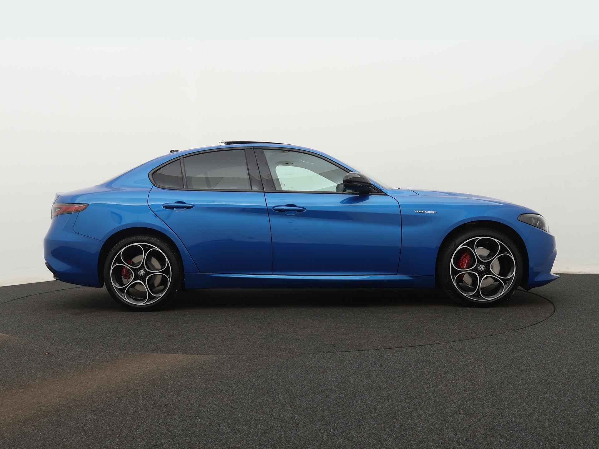 Alfa Romeo Giulia 2.0 T GME AWD Veloce 280PK | Navigatie | Panoramadak | LED Matrix koplampen | Harman Kardon Sound | Alarm Klasse 3 + Peilzender in de prijs inbegrepen - 9/41