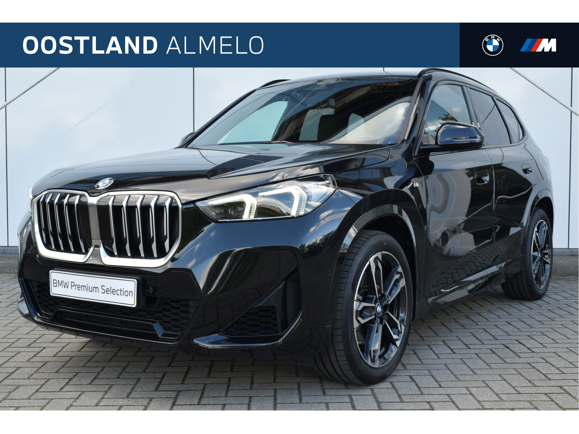 BMW X1 xDrive23i High Executive M Sport Automaat / Panoramadak / Trekhaak / Sportstoelen / Stoelverwarming / Adaptieve LED Parking Assistant / Harman Kardon